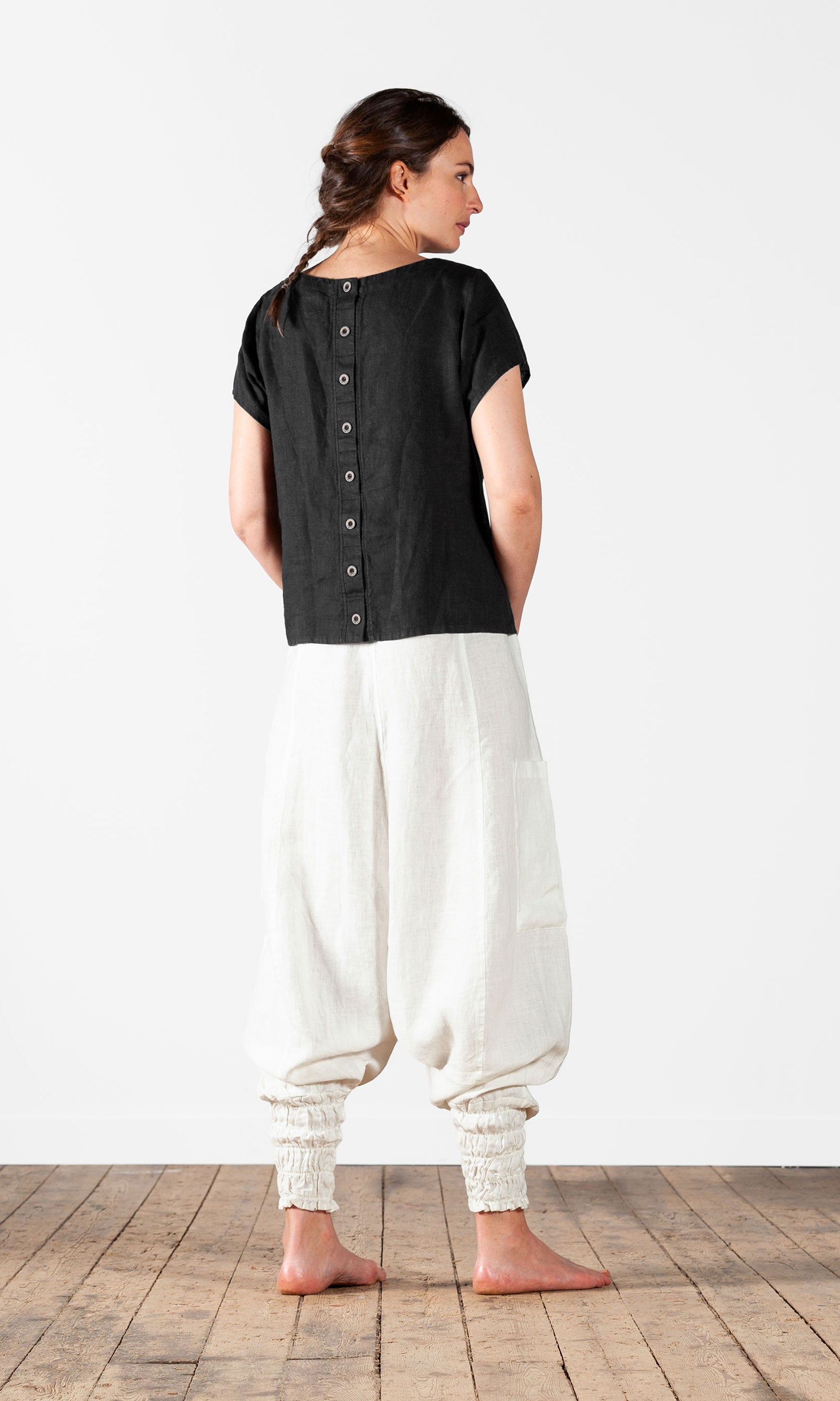 Linen top with buttoning at the back