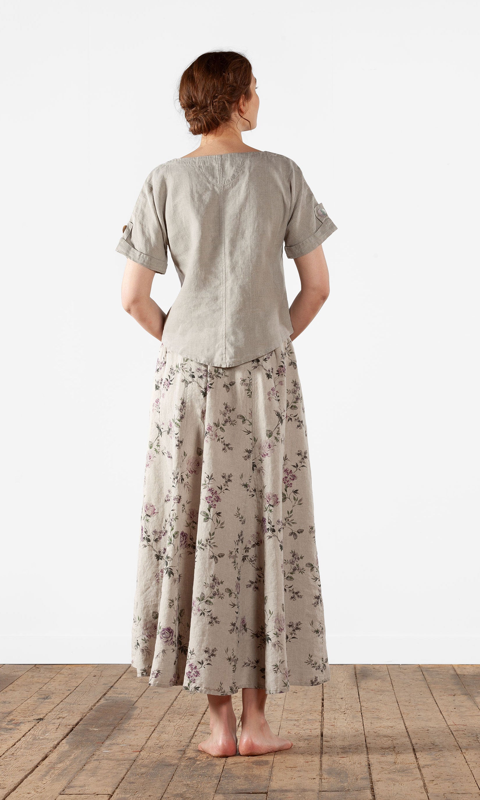 Short linen top with mother-of-pearl buttons