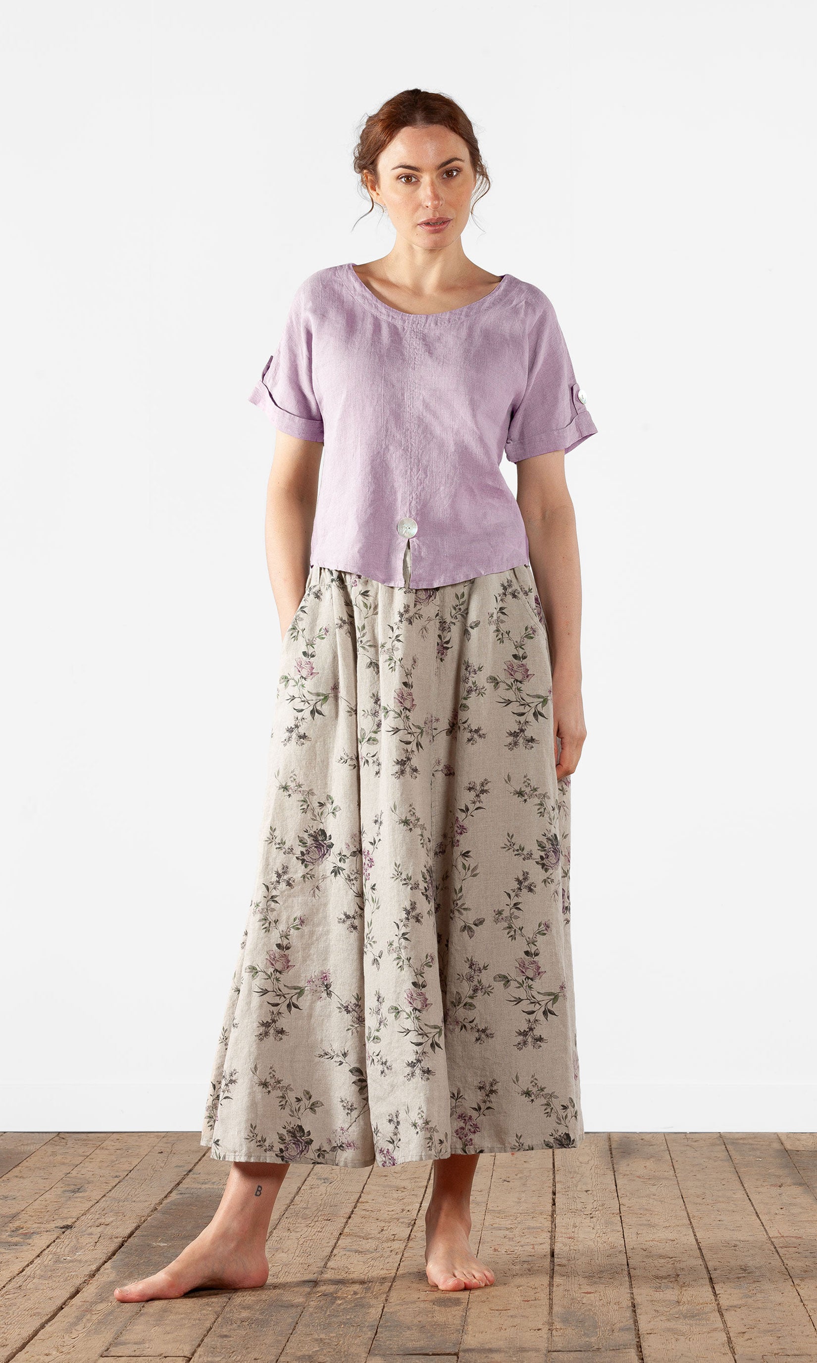 Short linen top with mother-of-pearl buttons