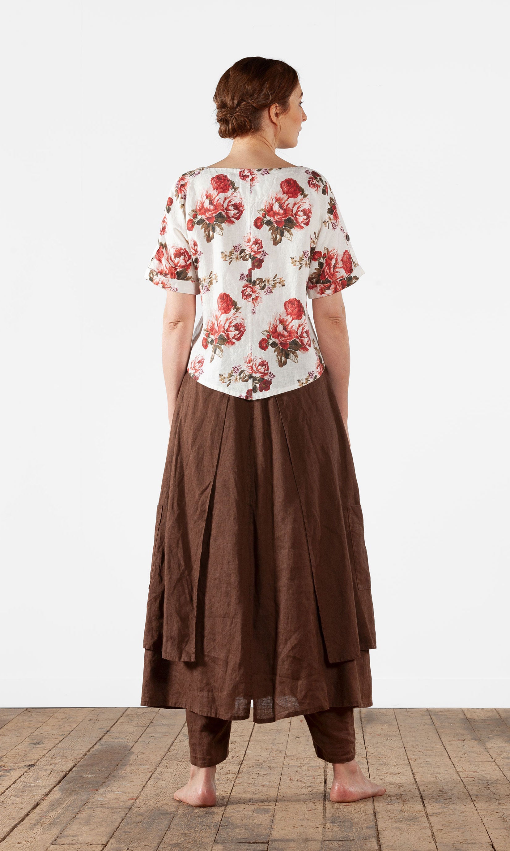 Short linen top with mother-of-pearl buttons