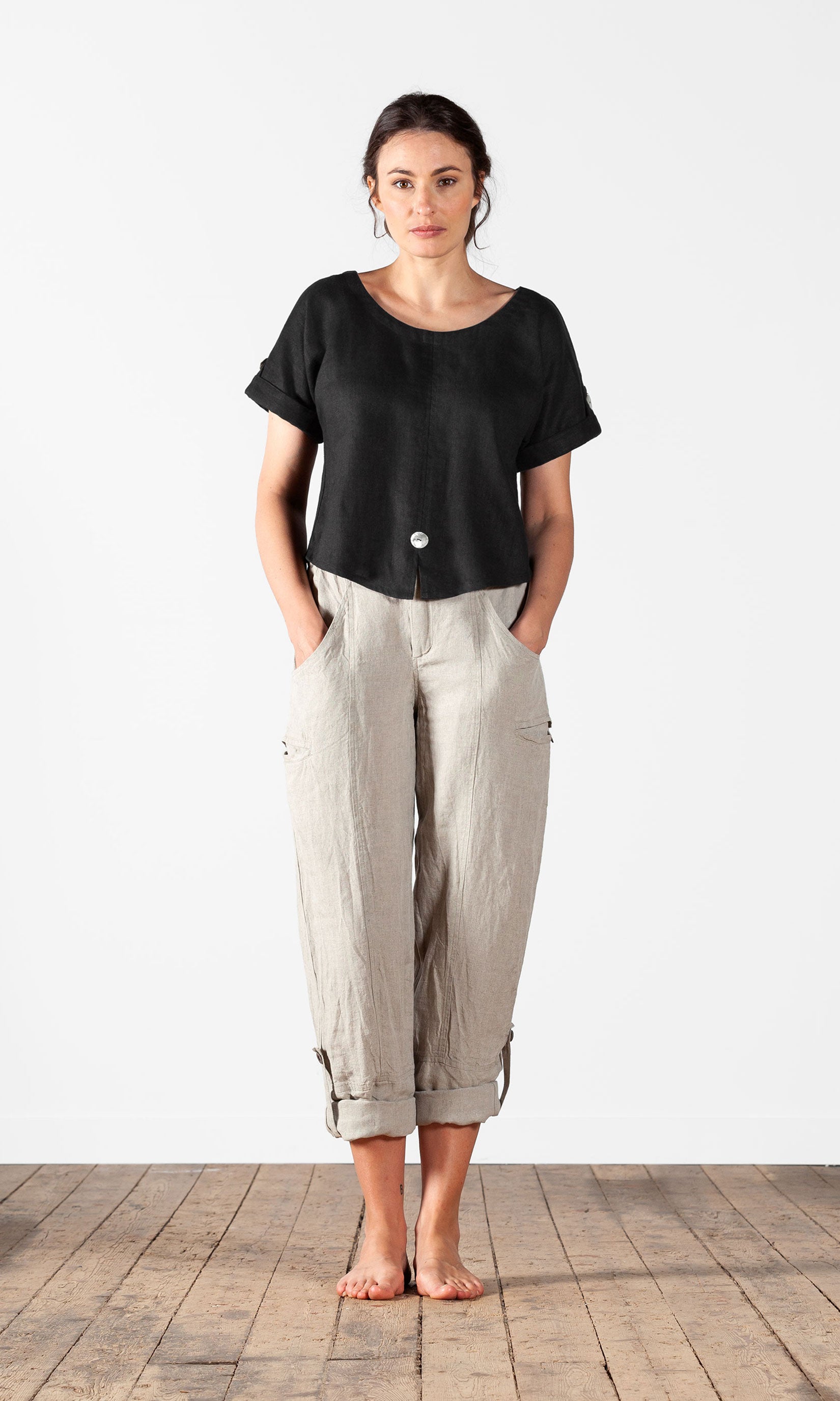 Short linen top with mother-of-pearl buttons