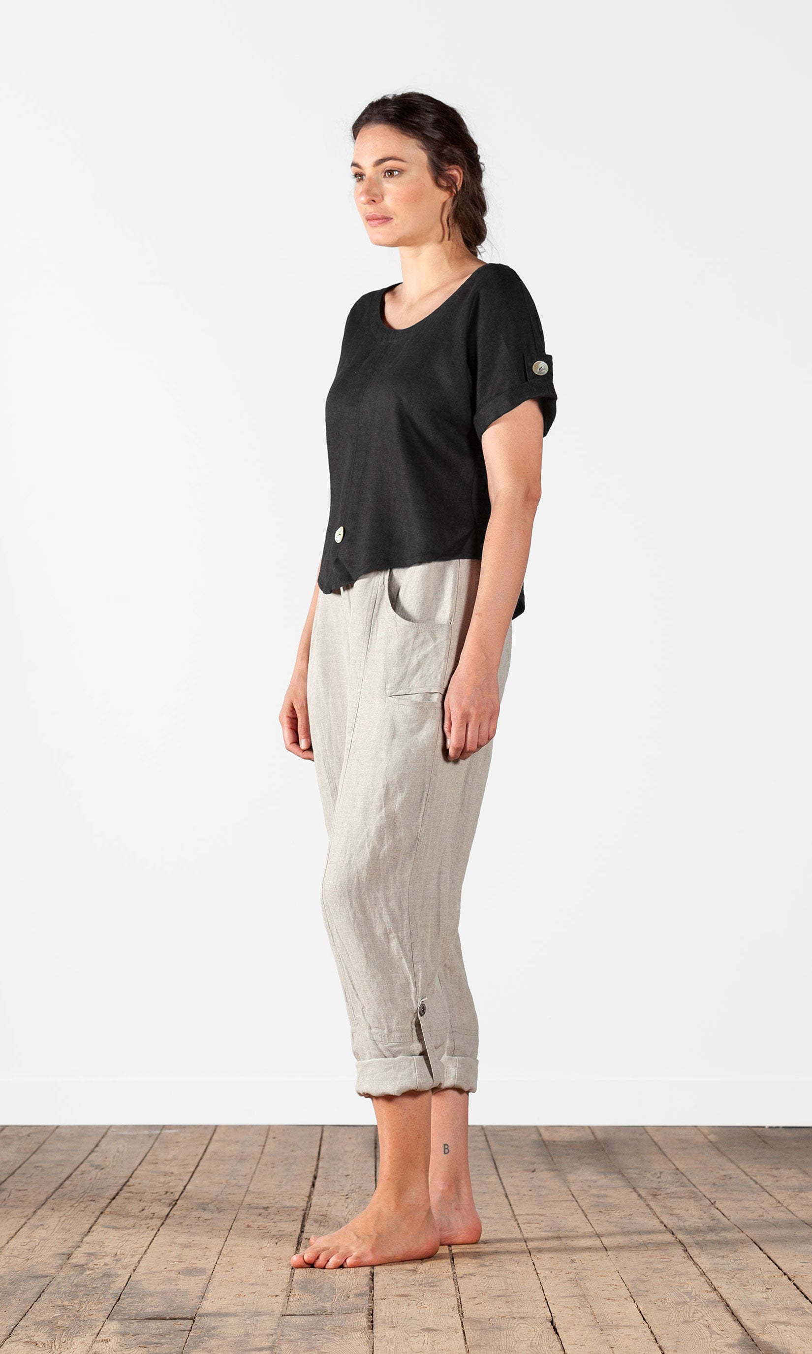 Short linen top with mother-of-pearl buttons