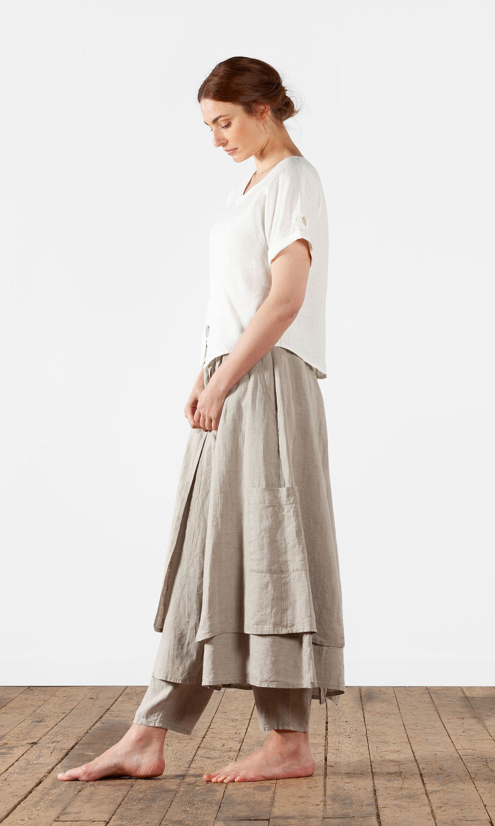 Short linen top with mother-of-pearl buttons