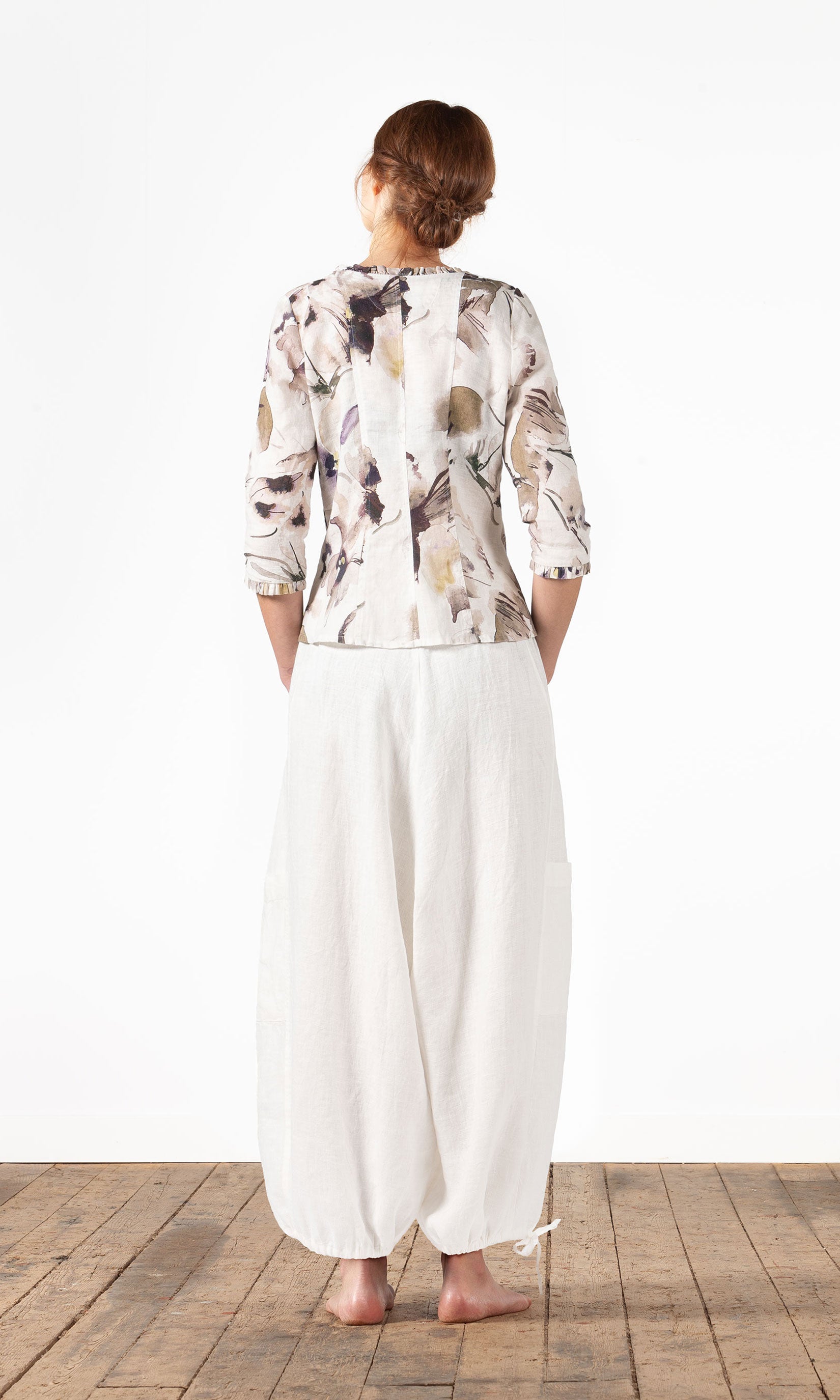 Figure close linen blouse with button closure