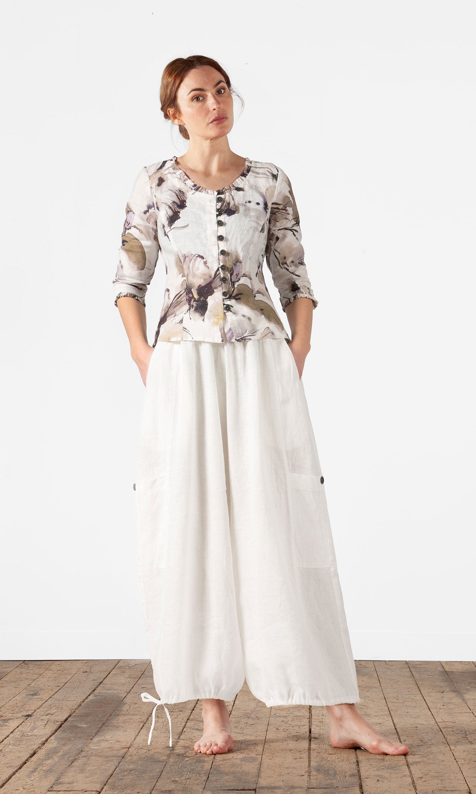 Figure close linen blouse with button closure