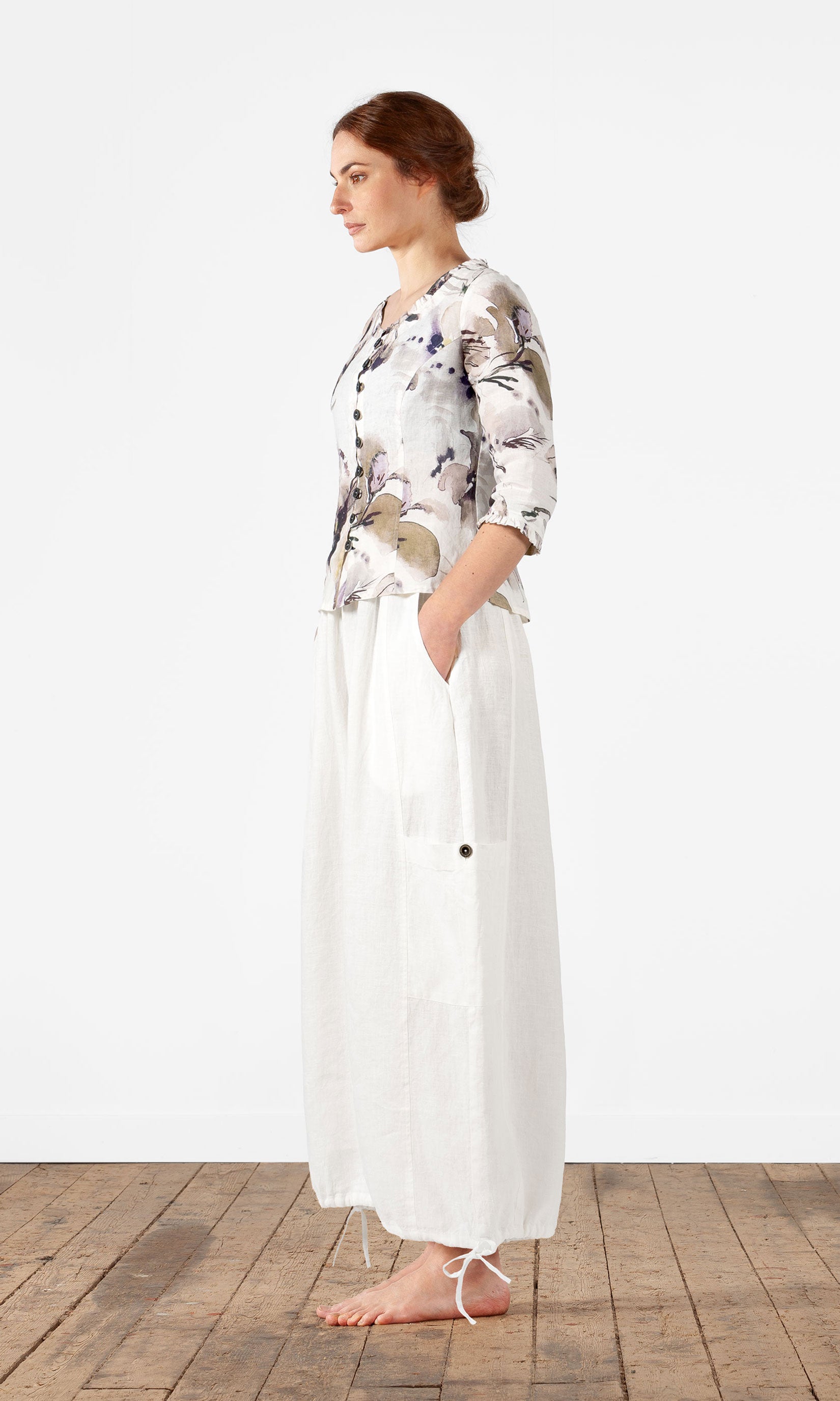 Linneblus med knäppning, kråsdetaljer och 3/4 ärm