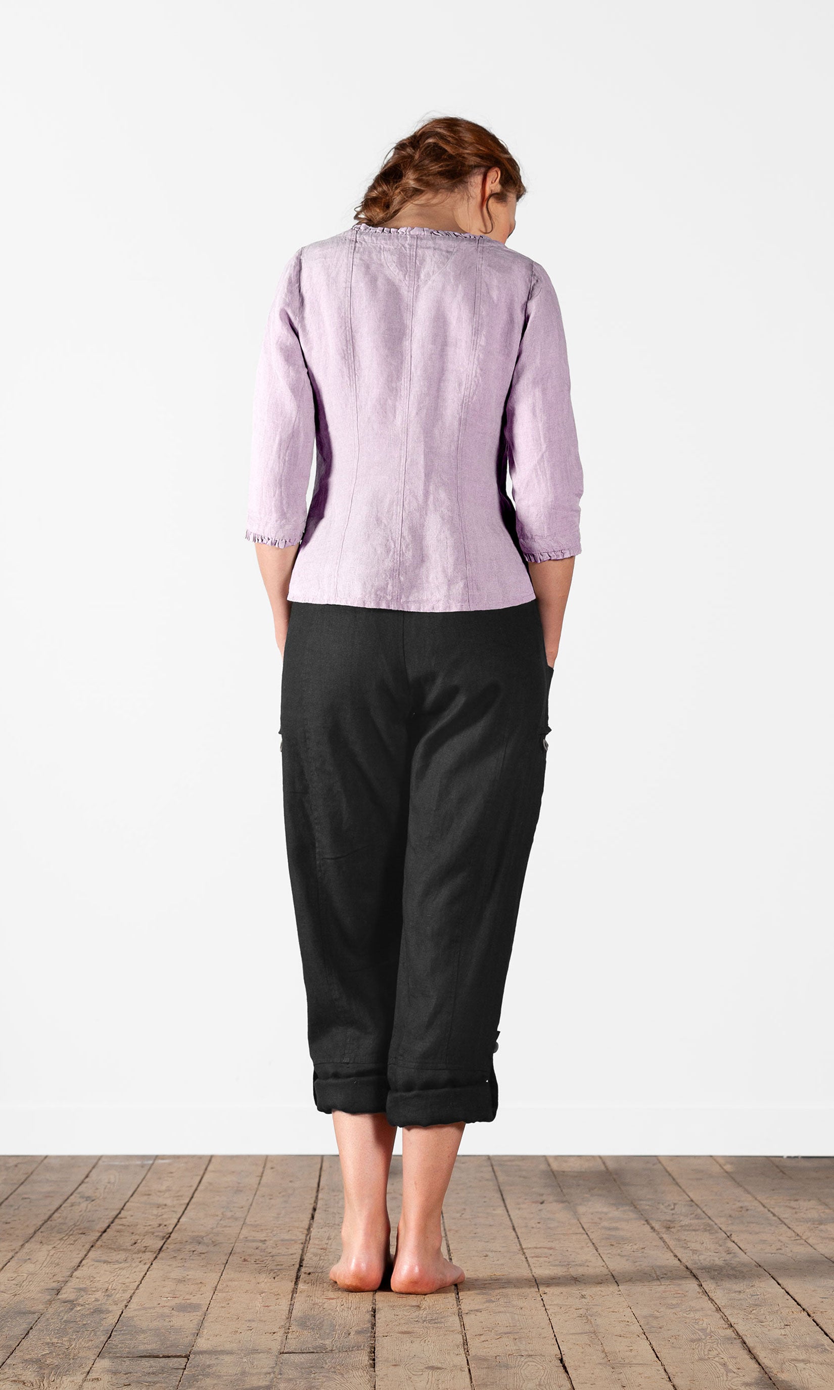 Linneblus med knäppning, kråsdetaljer och 3/4 ärm