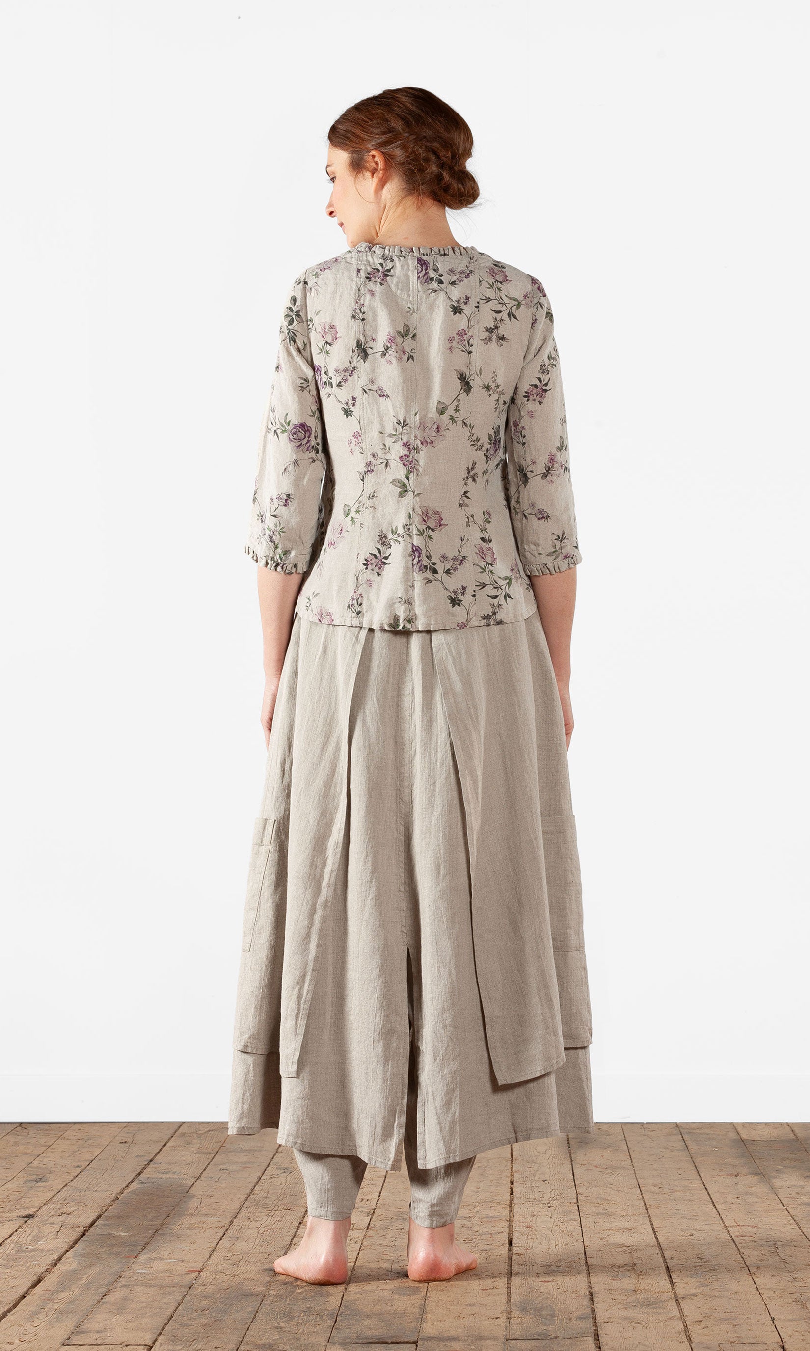 Figure close linen blouse with button closure