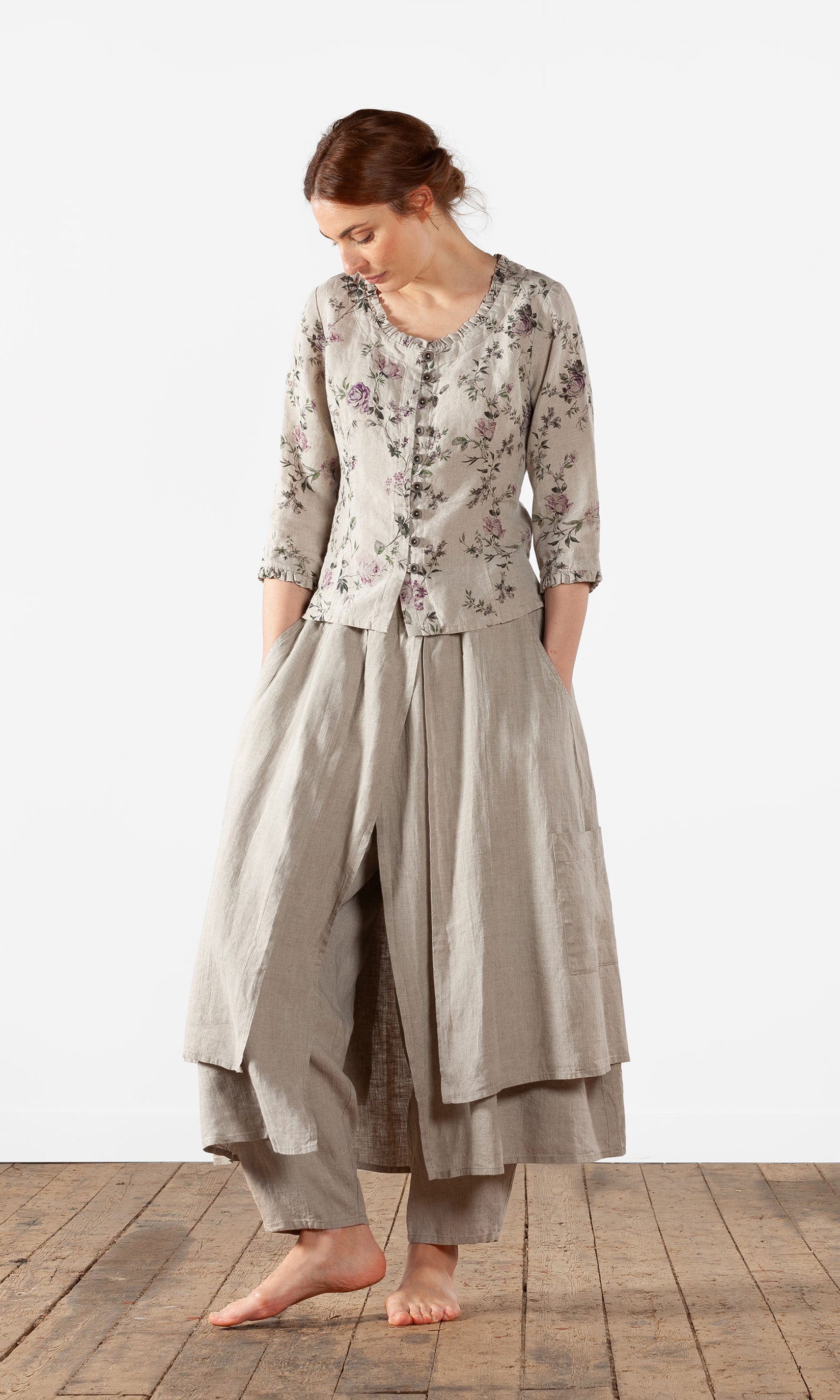 Figure close linen blouse with button closure