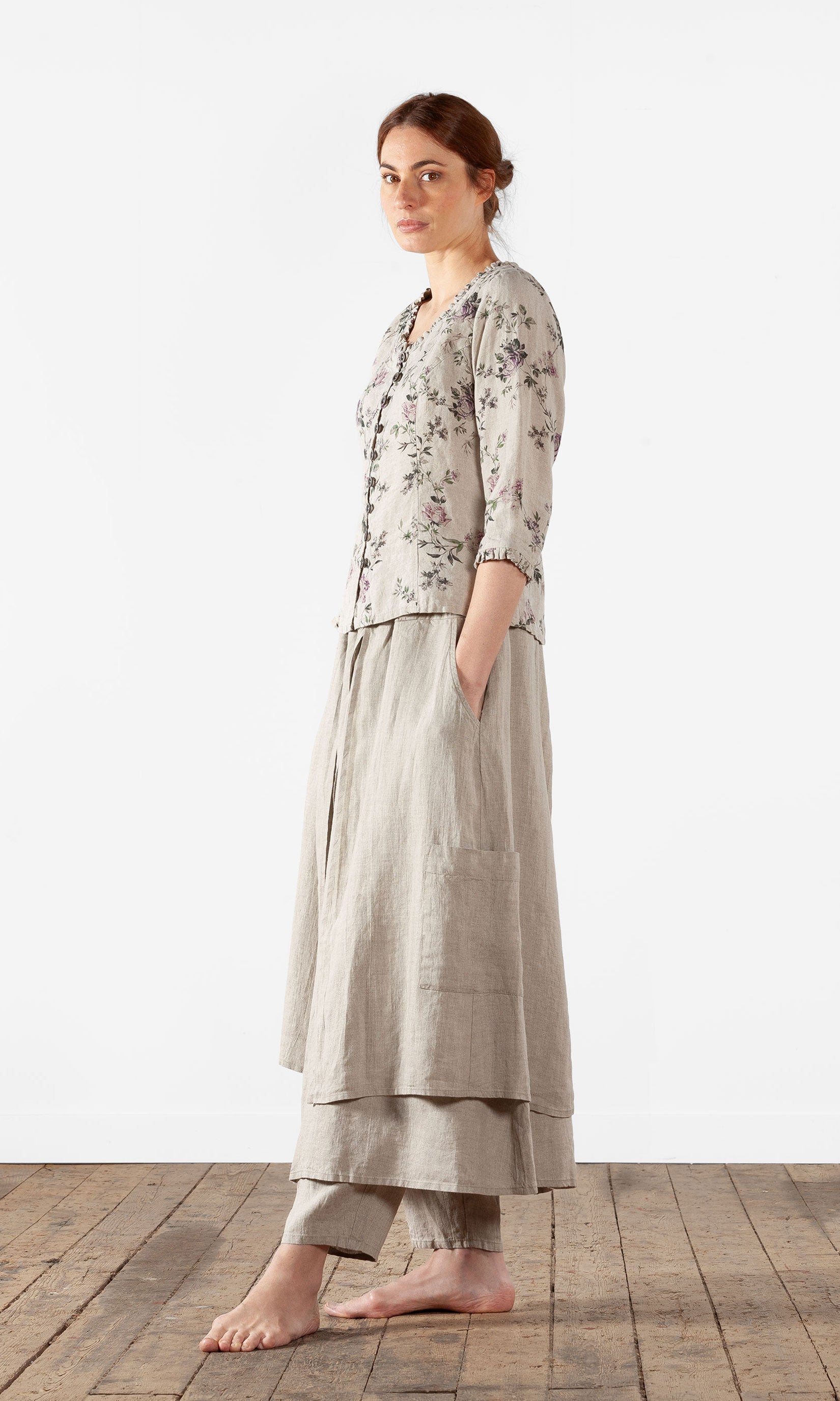 Linneblus med knäppning, kråsdetaljer och 3/4 ärm