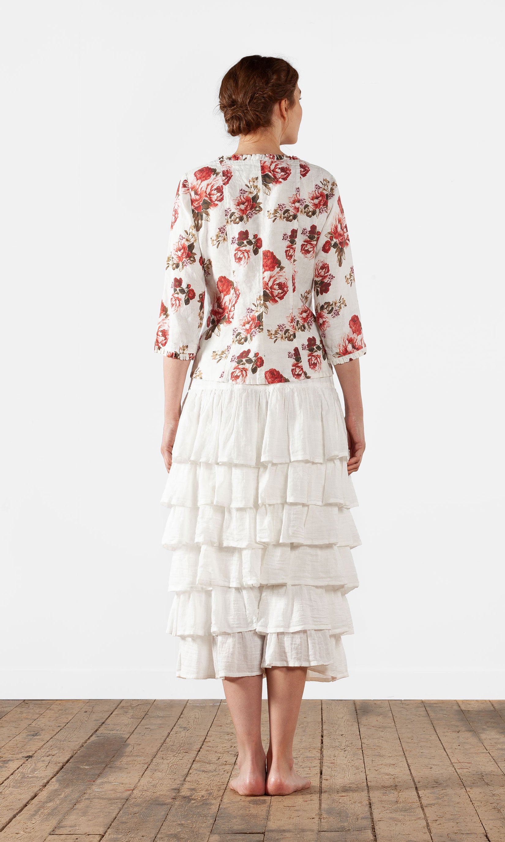 Figure close linen blouse with button closure