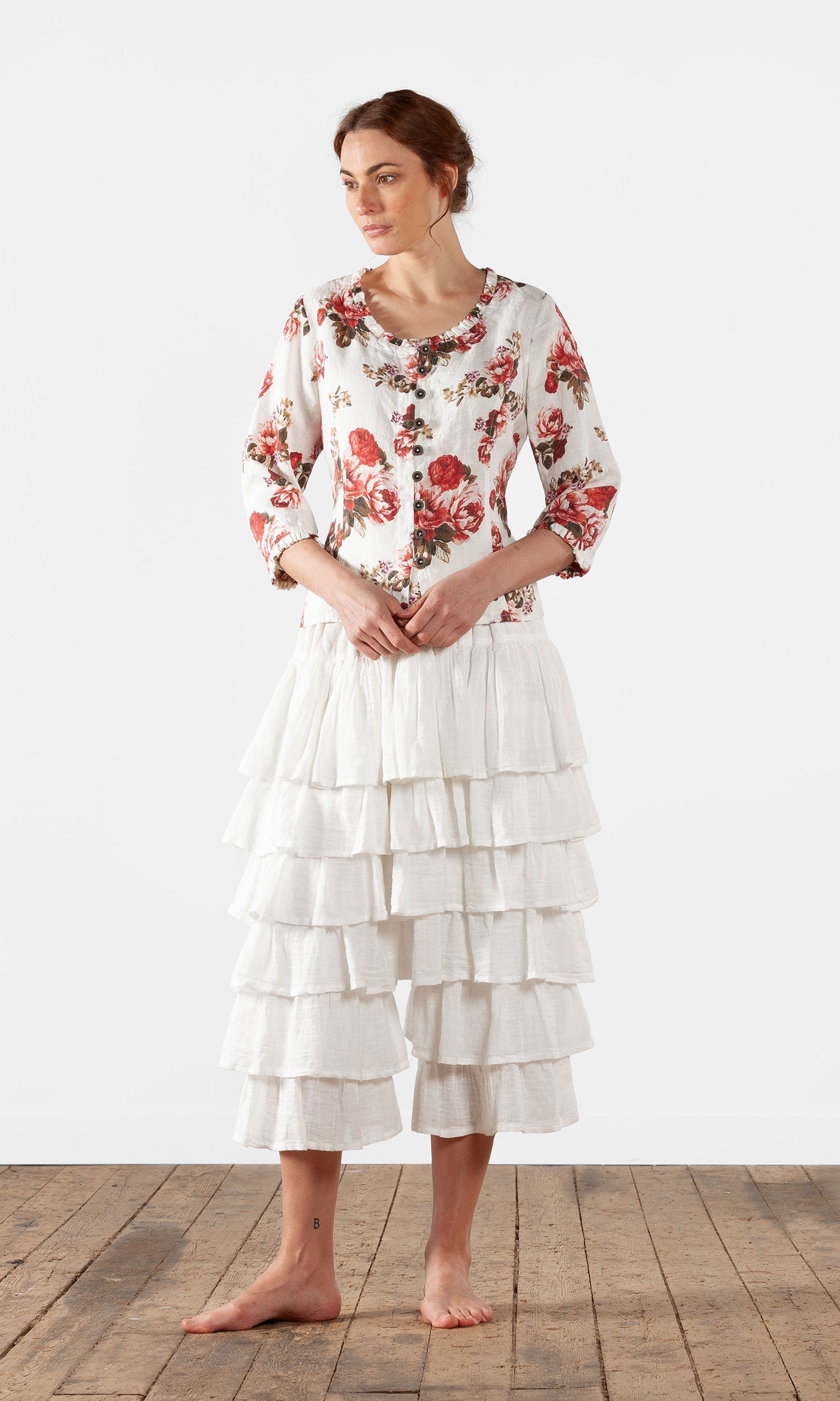 Figure close linen blouse with button closure