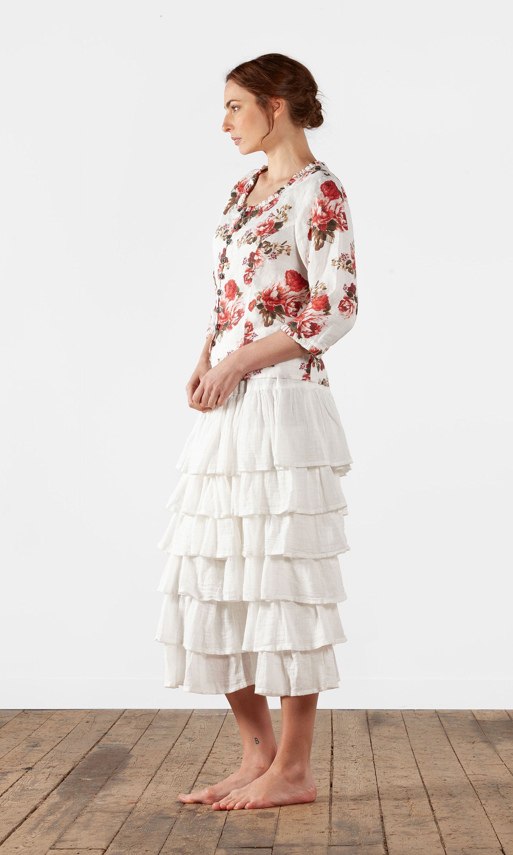 Linneblus med knäppning, kråsdetaljer och 3/4 ärm