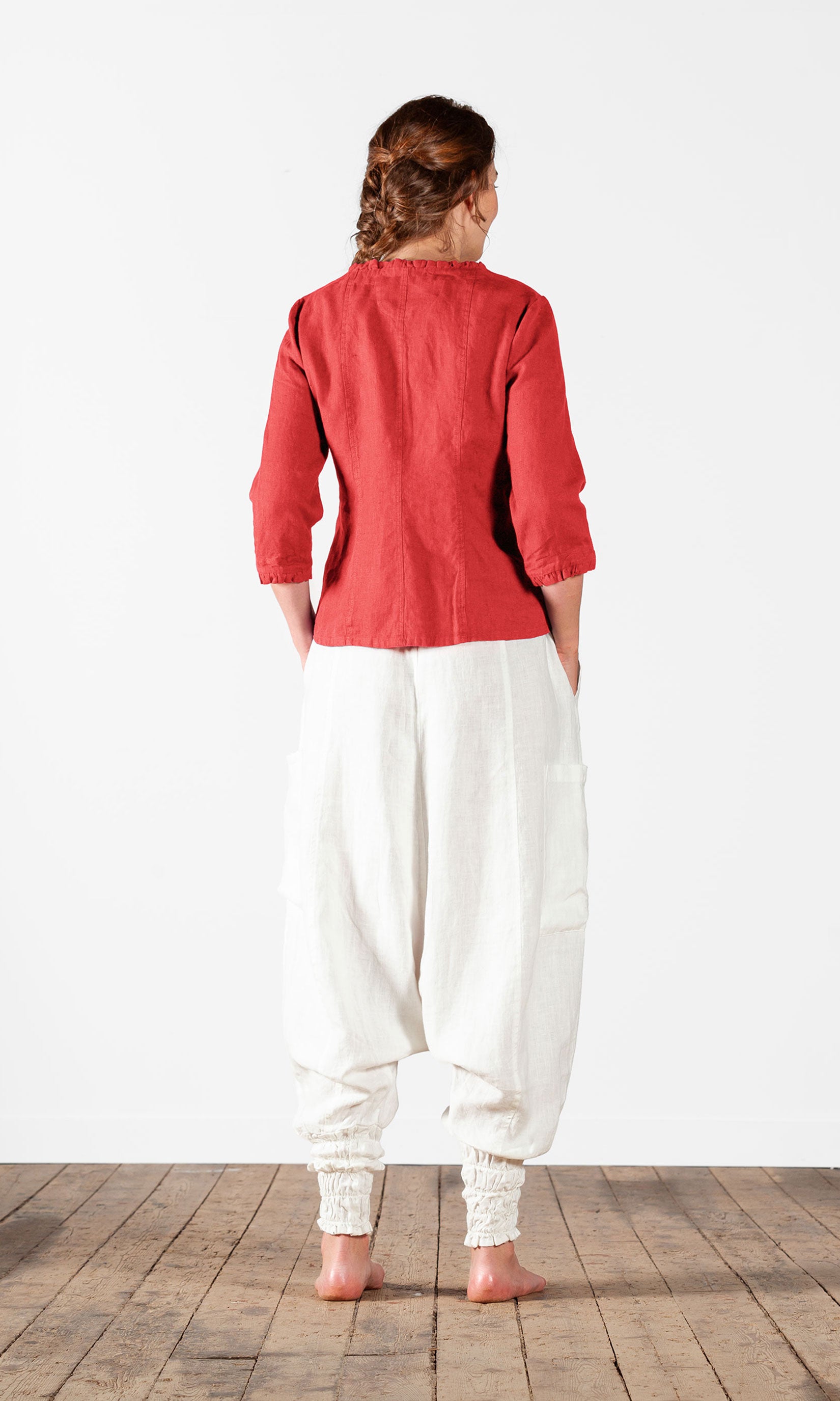 Linneblus med knäppning, kråsdetaljer och 3/4 ärm