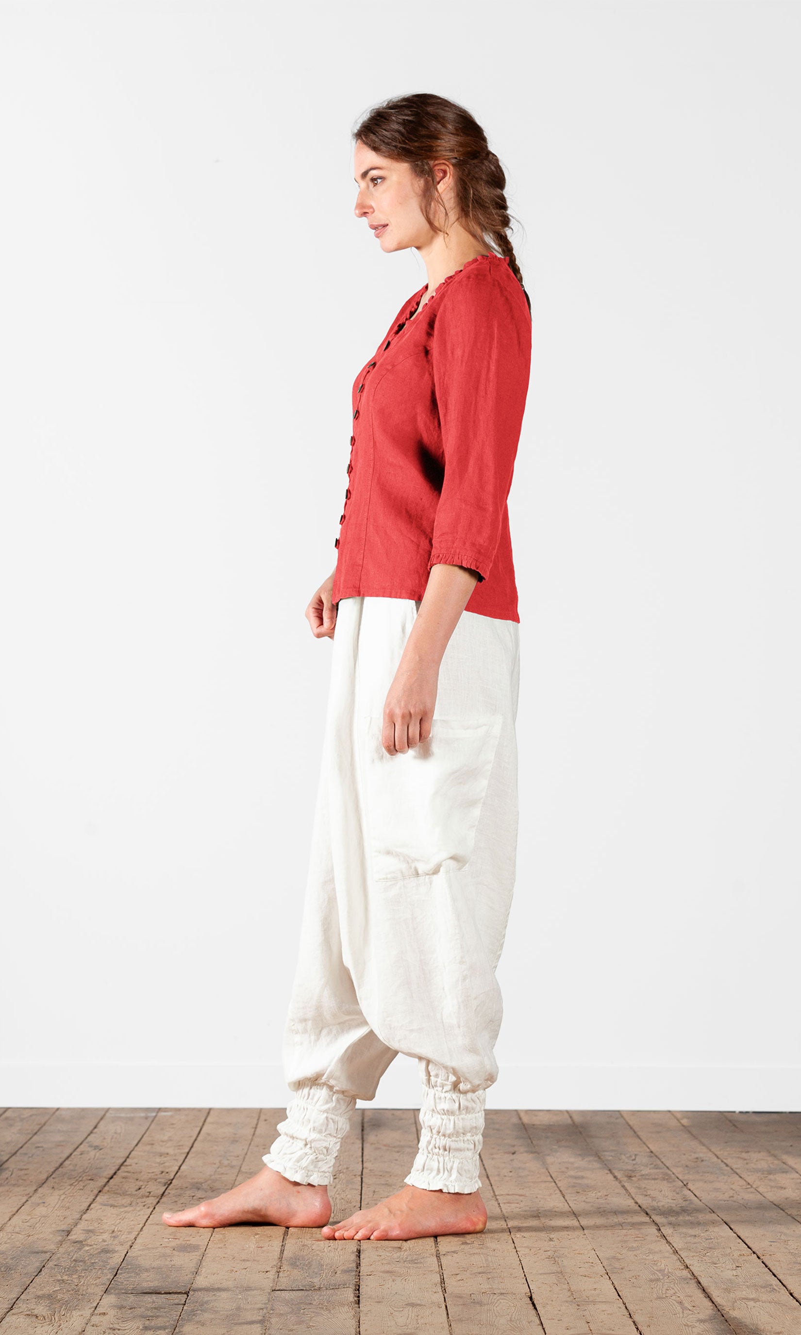 Figure close linen blouse with button closure