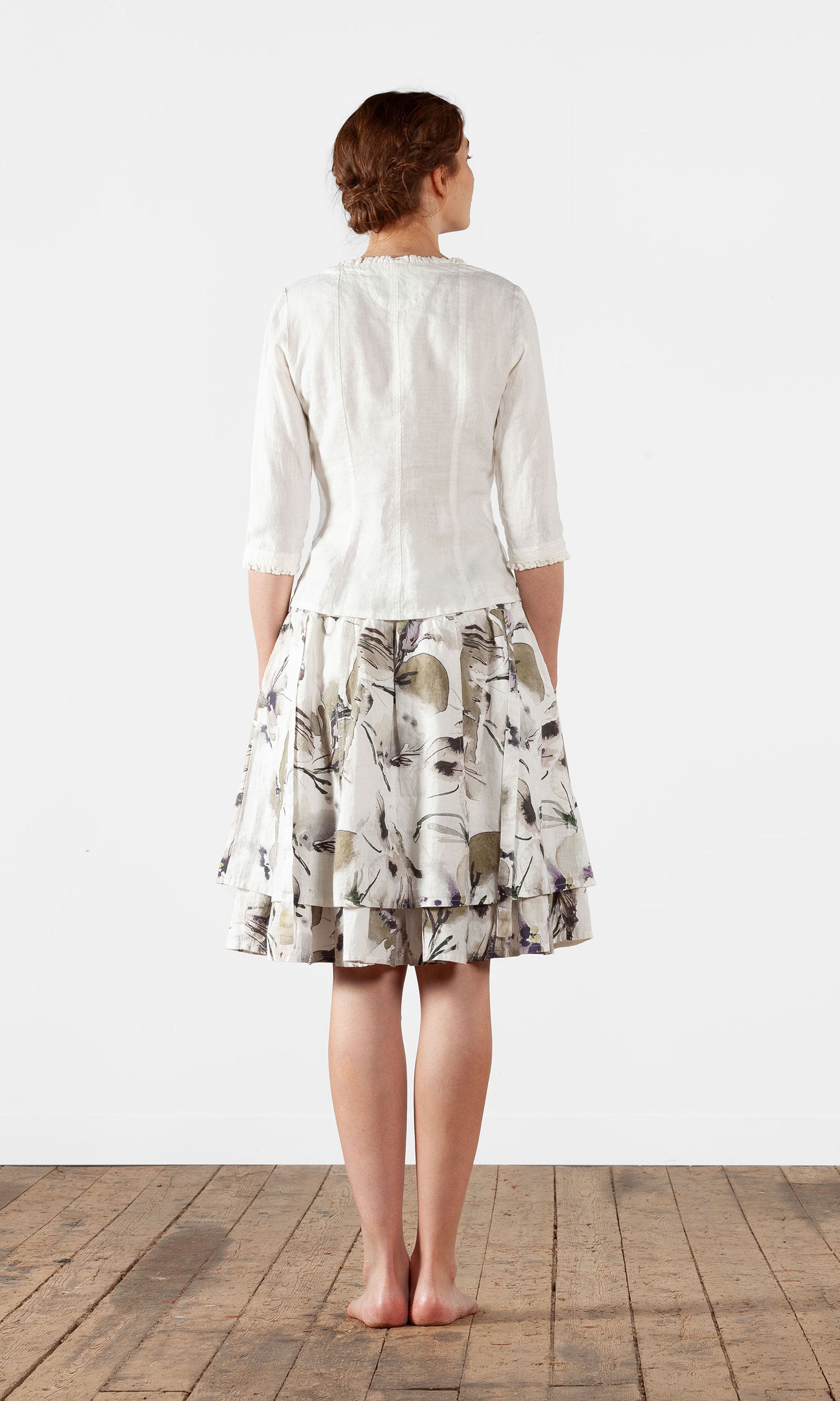 Linneblus med knäppning, kråsdetaljer och 3/4 ärm