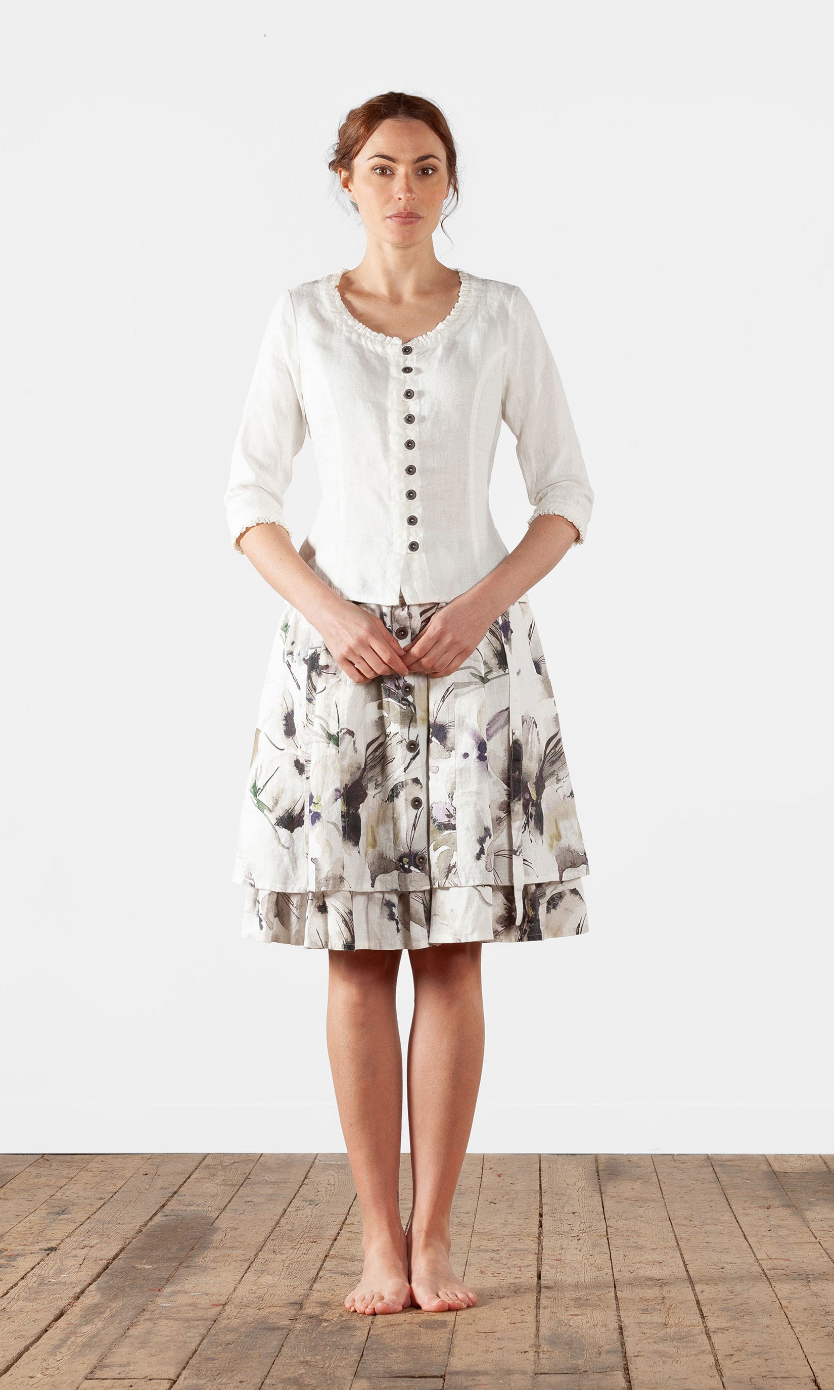 Linneblus med knäppning, kråsdetaljer och 3/4 ärm