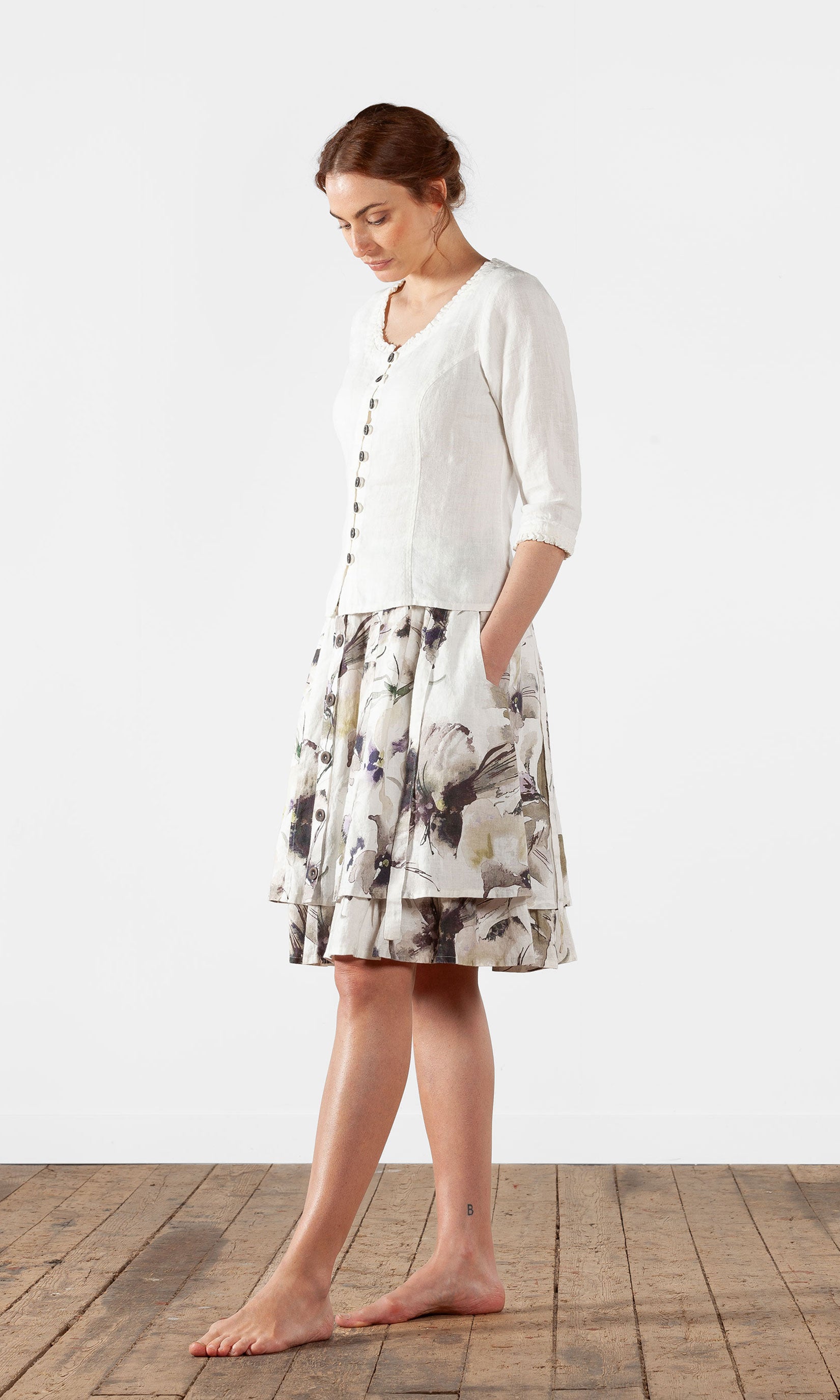 Linneblus med knäppning, kråsdetaljer och 3/4 ärm