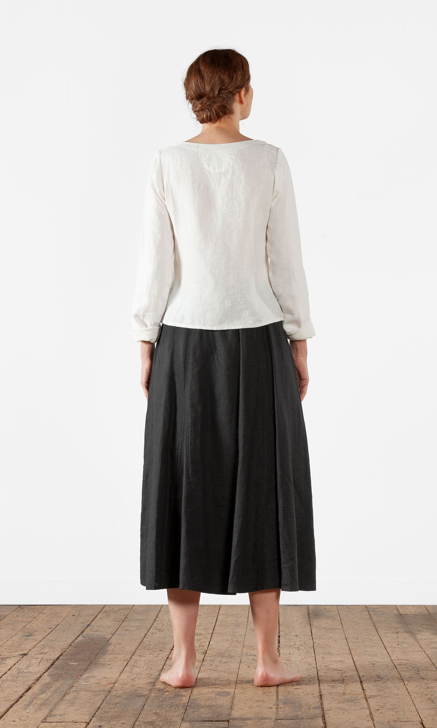 Short linen jacket with buttons