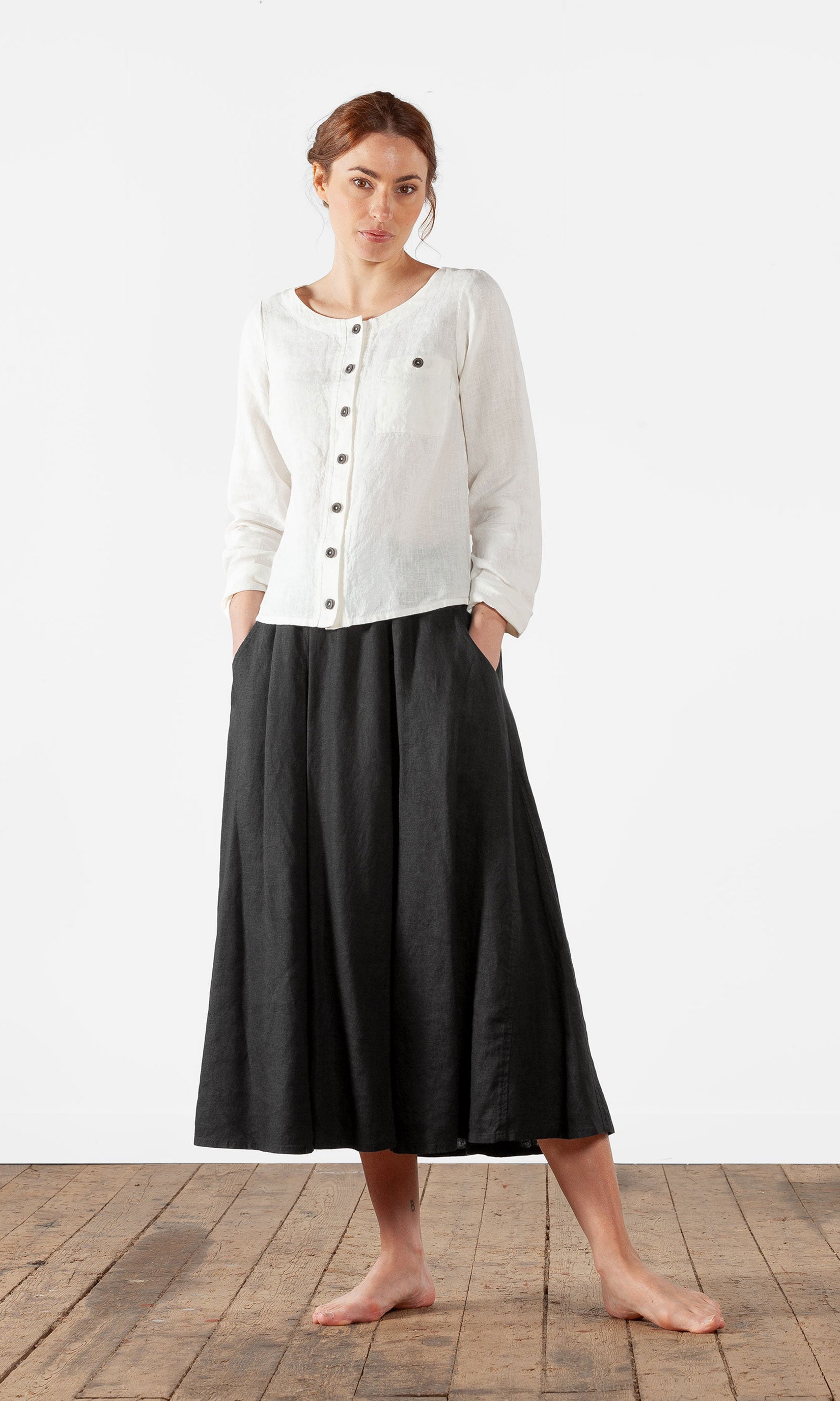 Short linen jacket with buttons