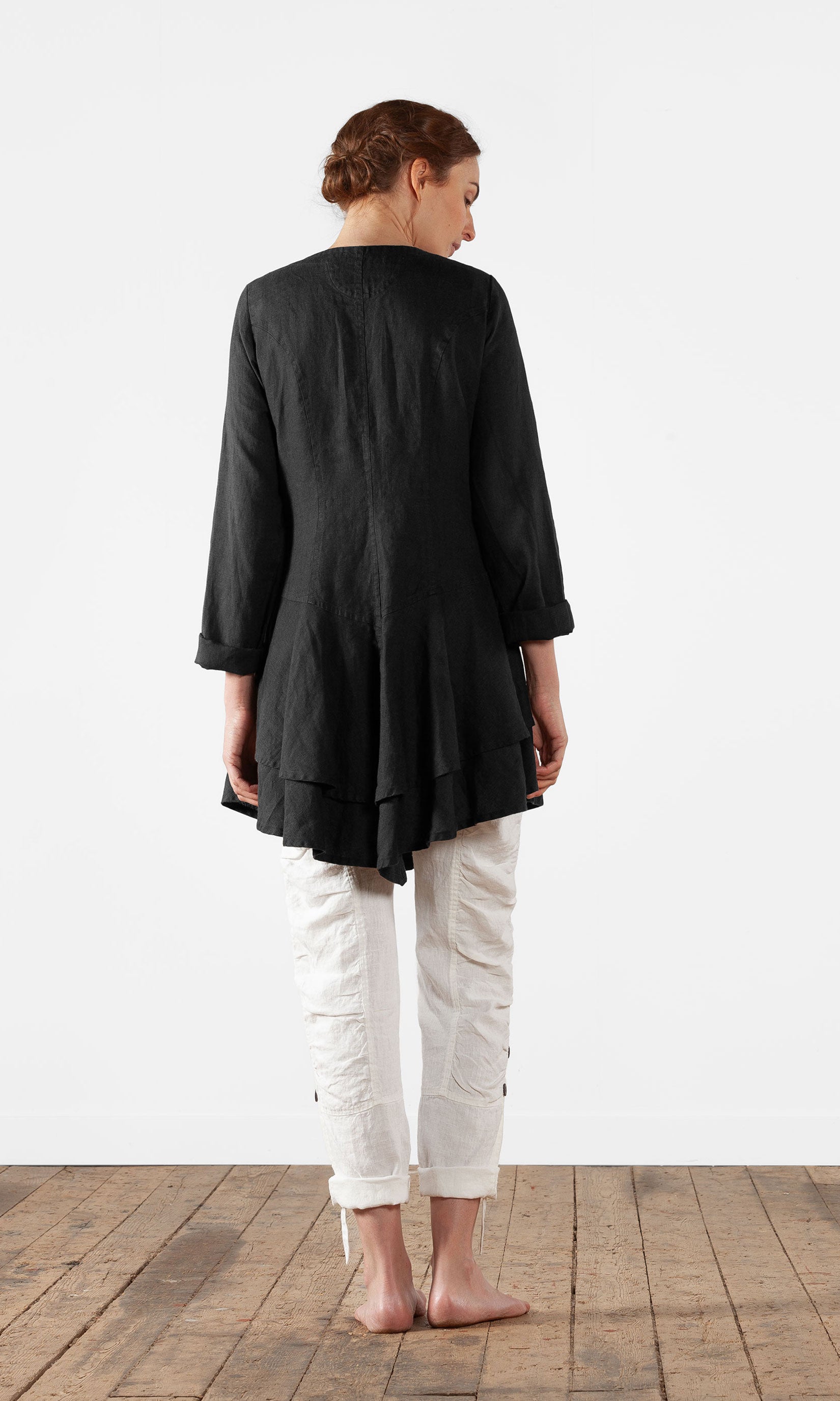 Linnejacka med volang och v-ringning