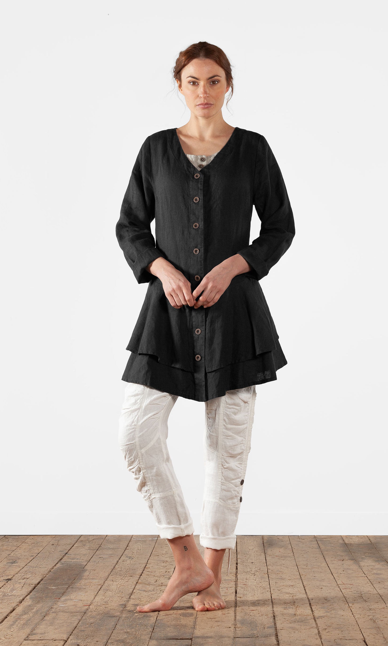 Linnejacka med volang och v-ringning