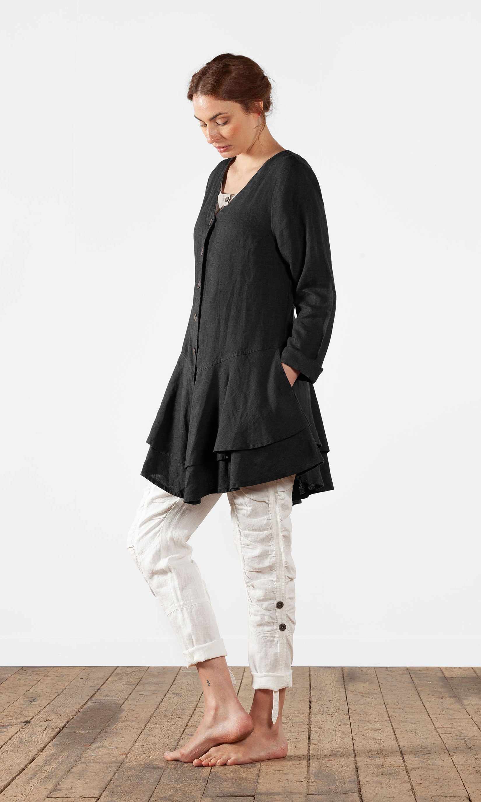 Linnejacka med volang och v-ringning