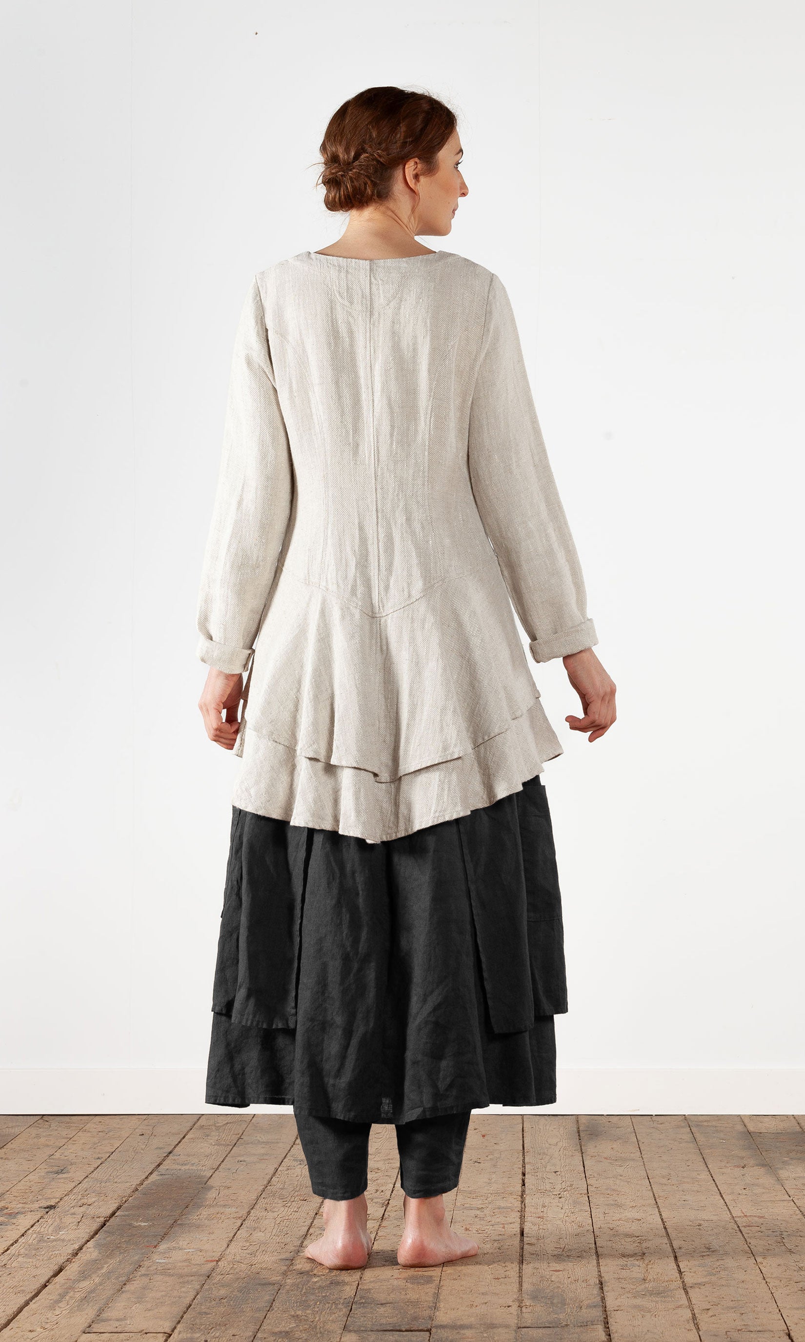 Linnejacka med volang och v-ringning