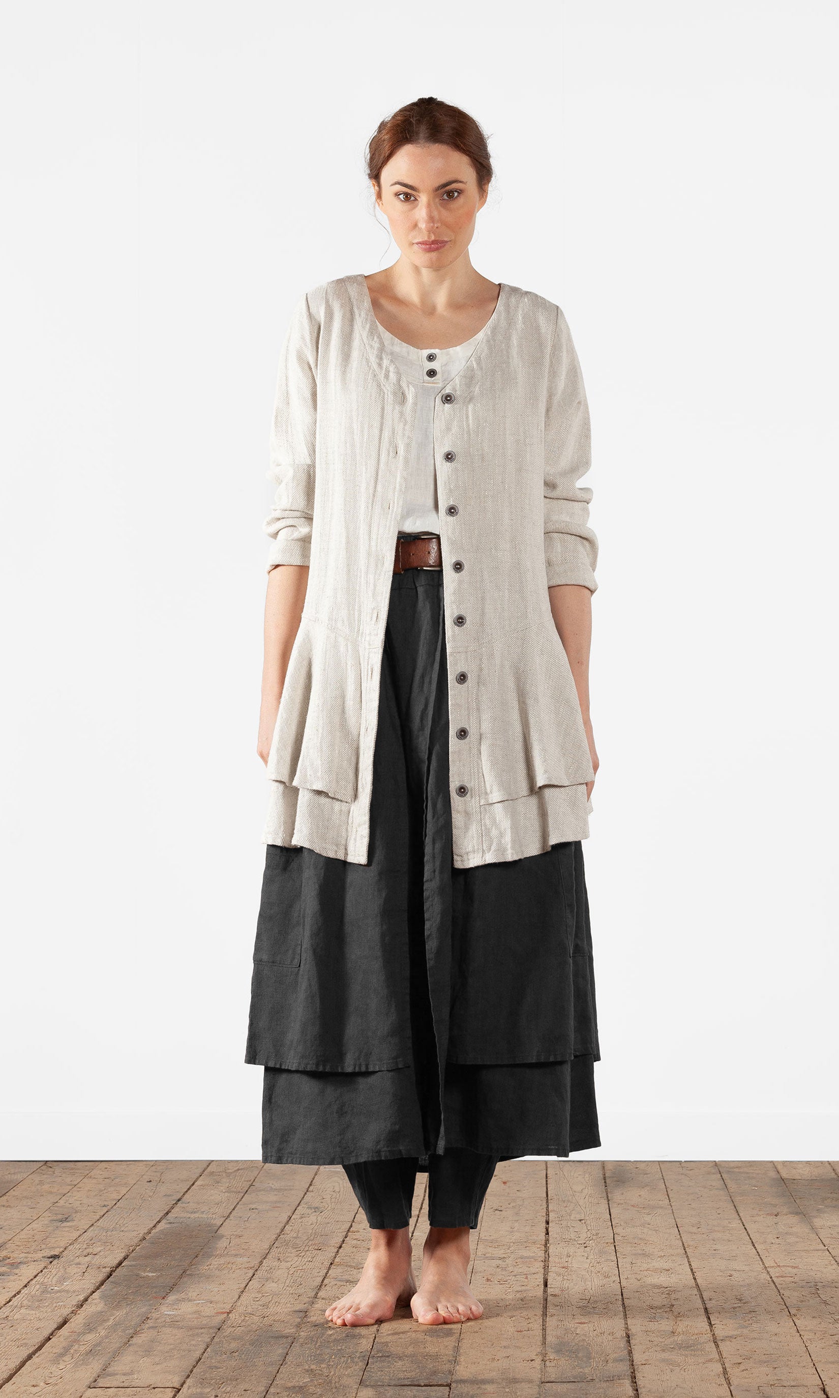 Linnejacka med volang och v-ringning