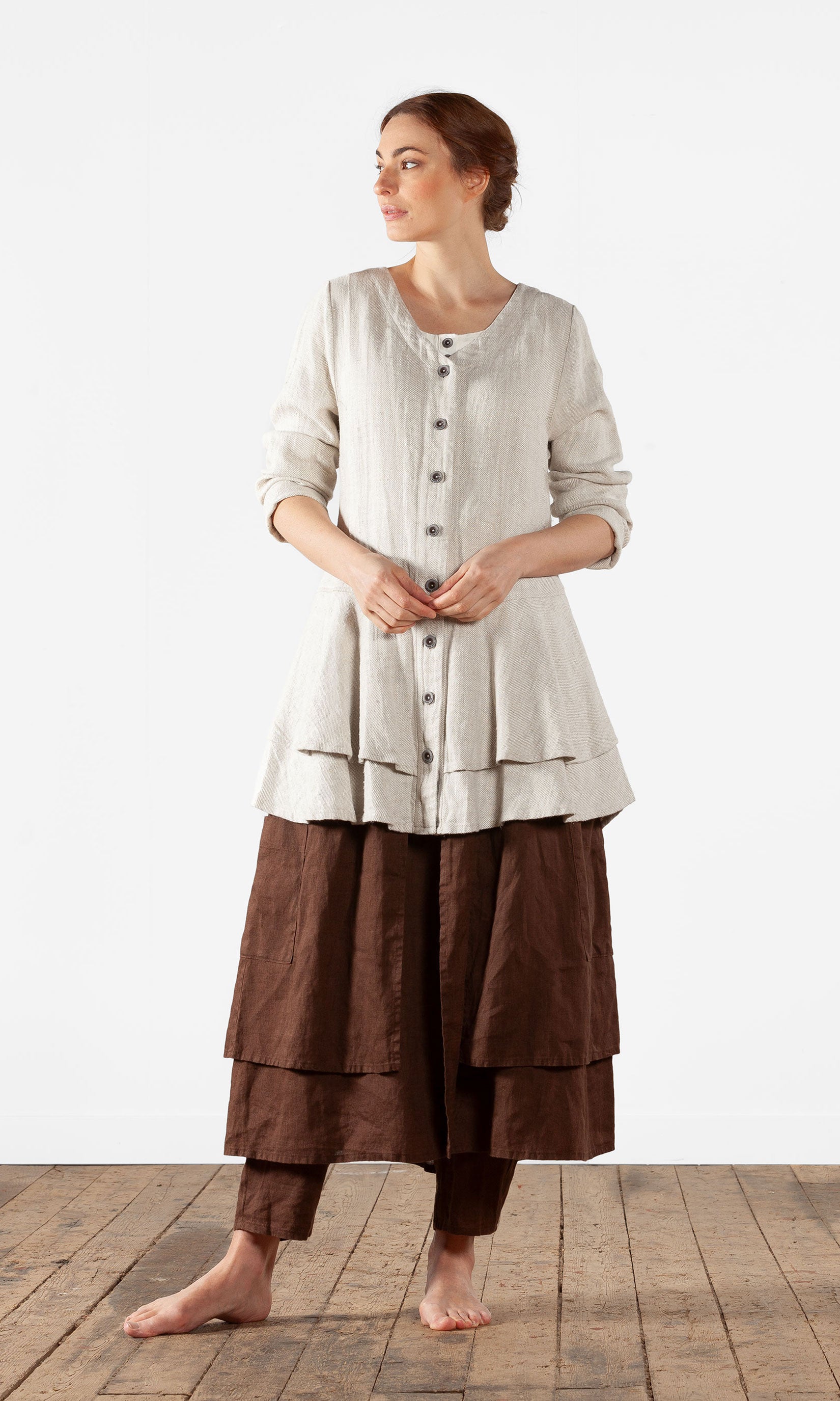 Linnejacka med volang och v-ringning