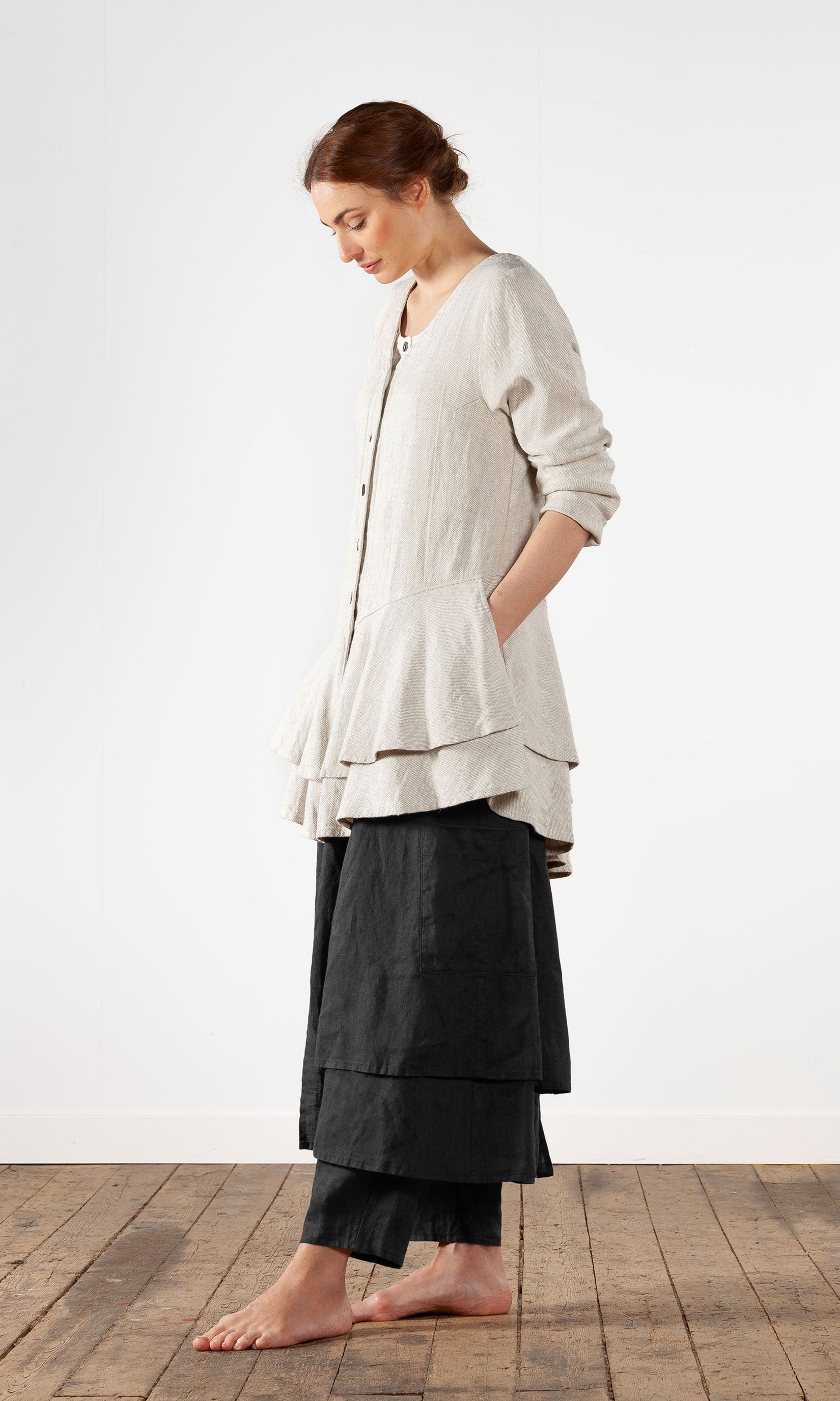 Linnejacka med volang och v-ringning