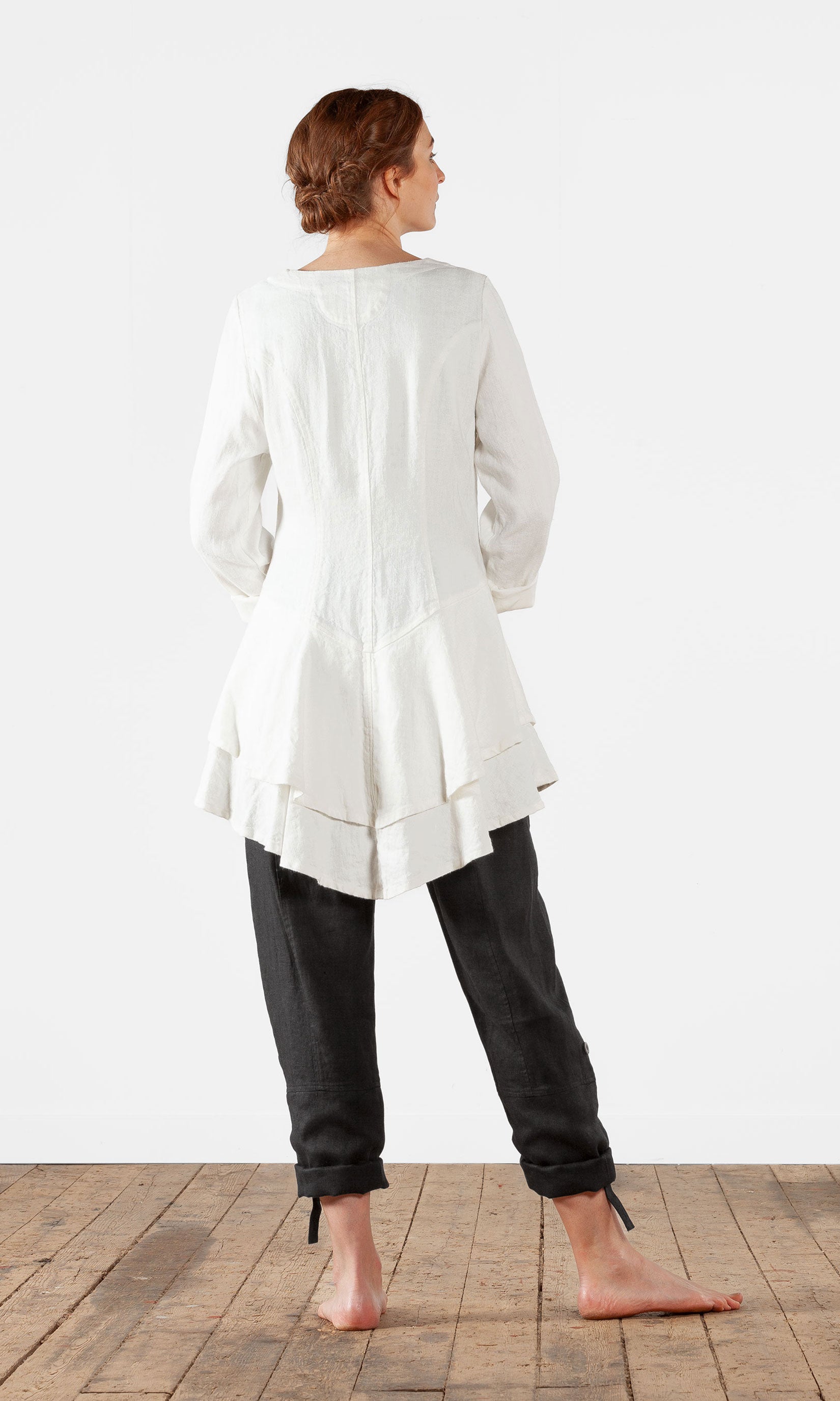 Linnejacka med volang och v-ringning