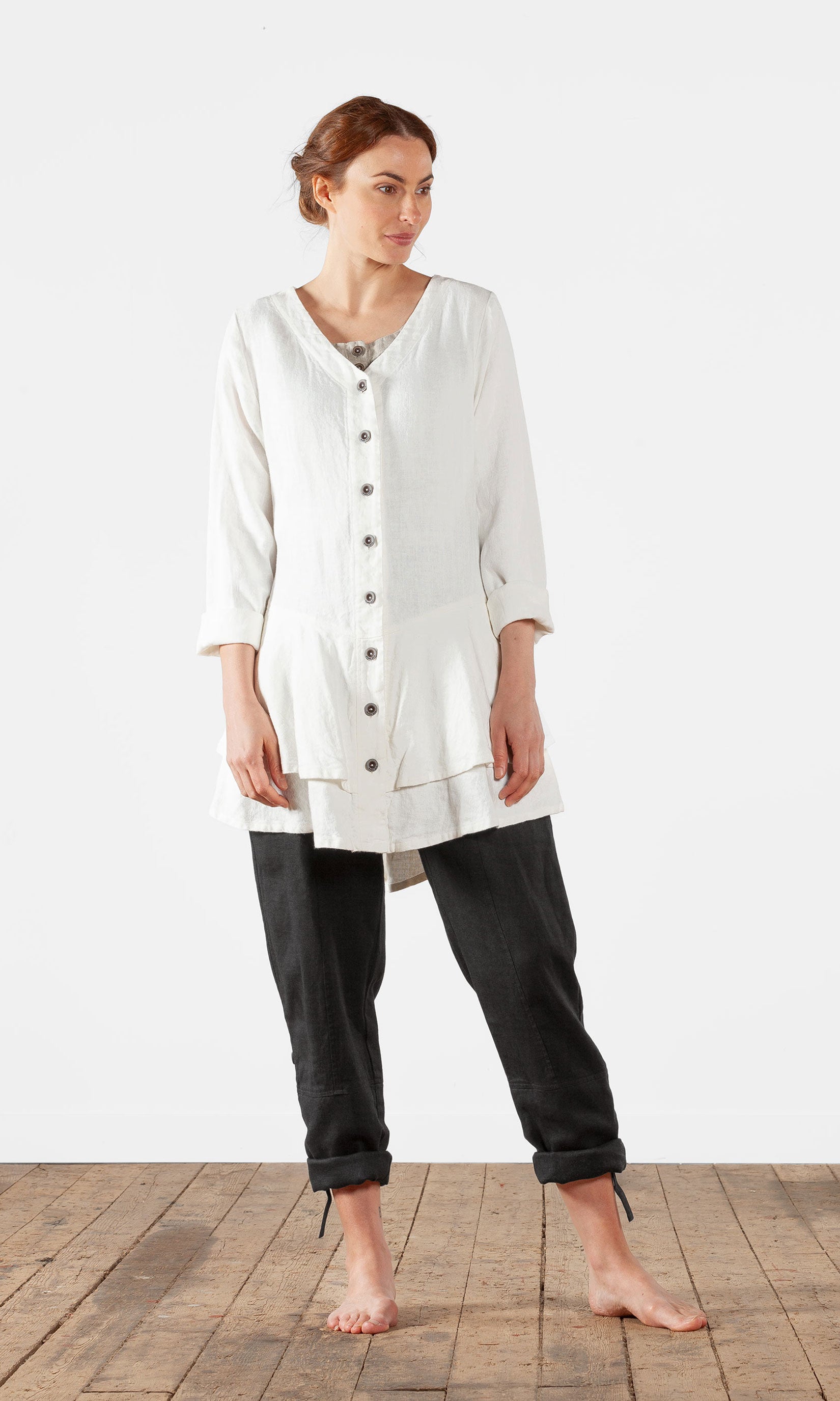 Linnejacka med volang och v-ringning