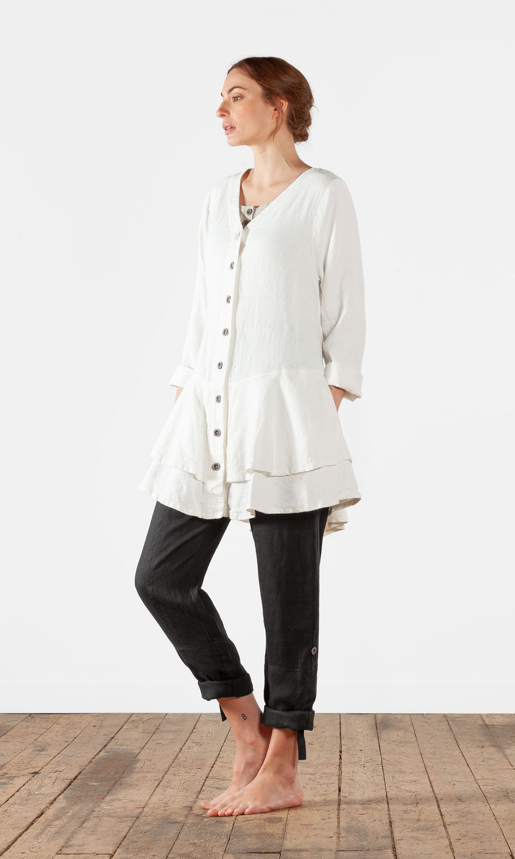 Linnejacka med volang och v-ringning