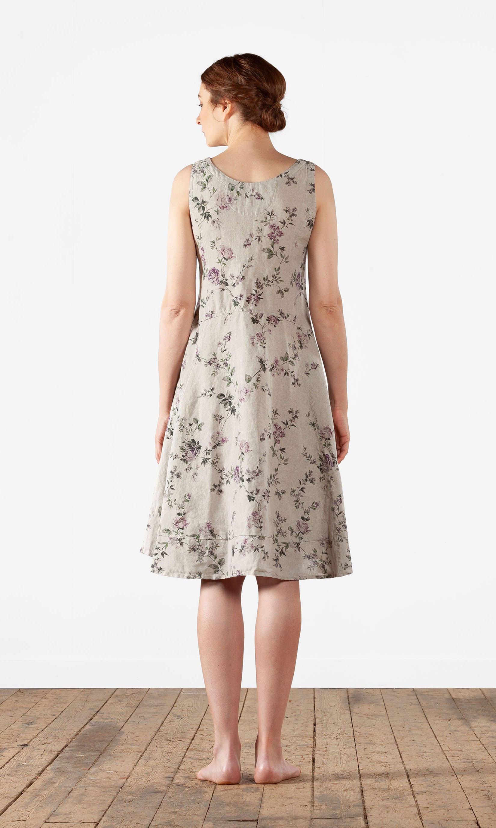 Kurzes ärmelloses Leinenkleid