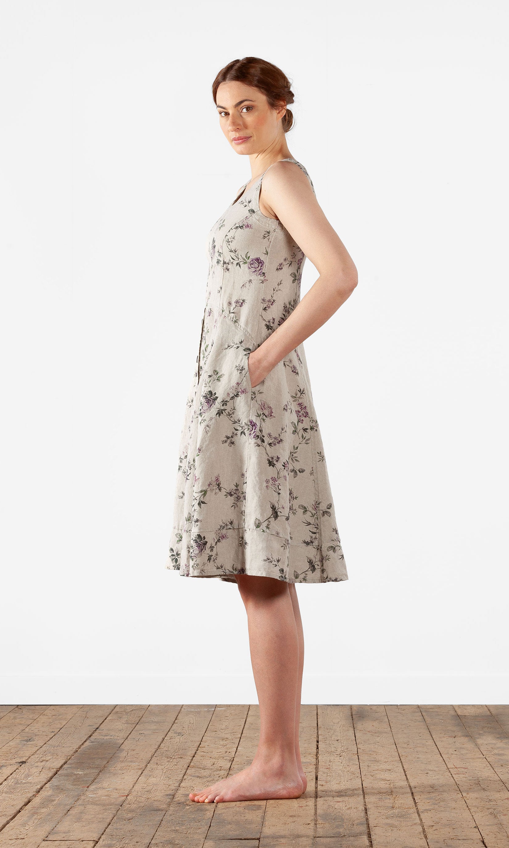 Kurzes ärmelloses Leinenkleid