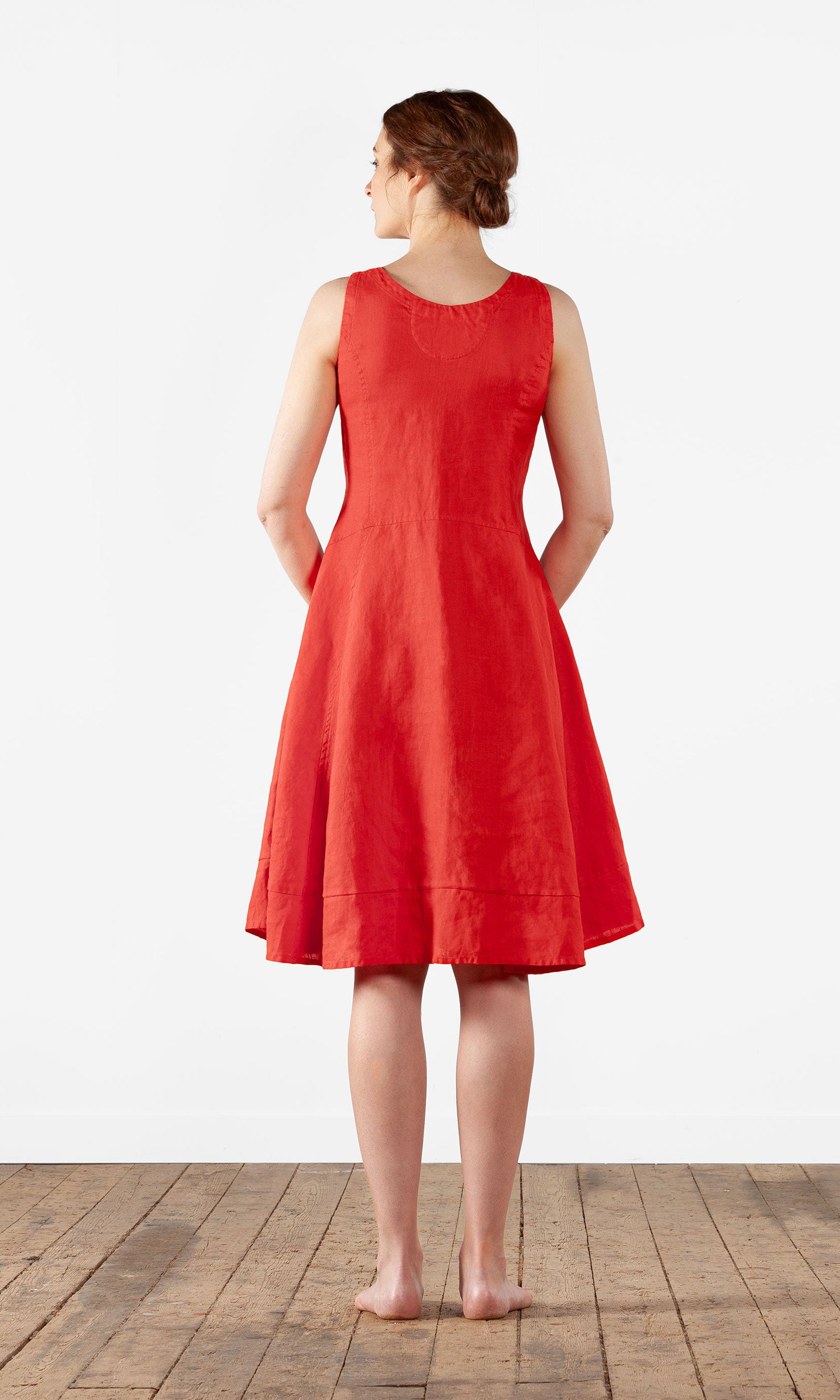 Kurzes ärmelloses Leinenkleid