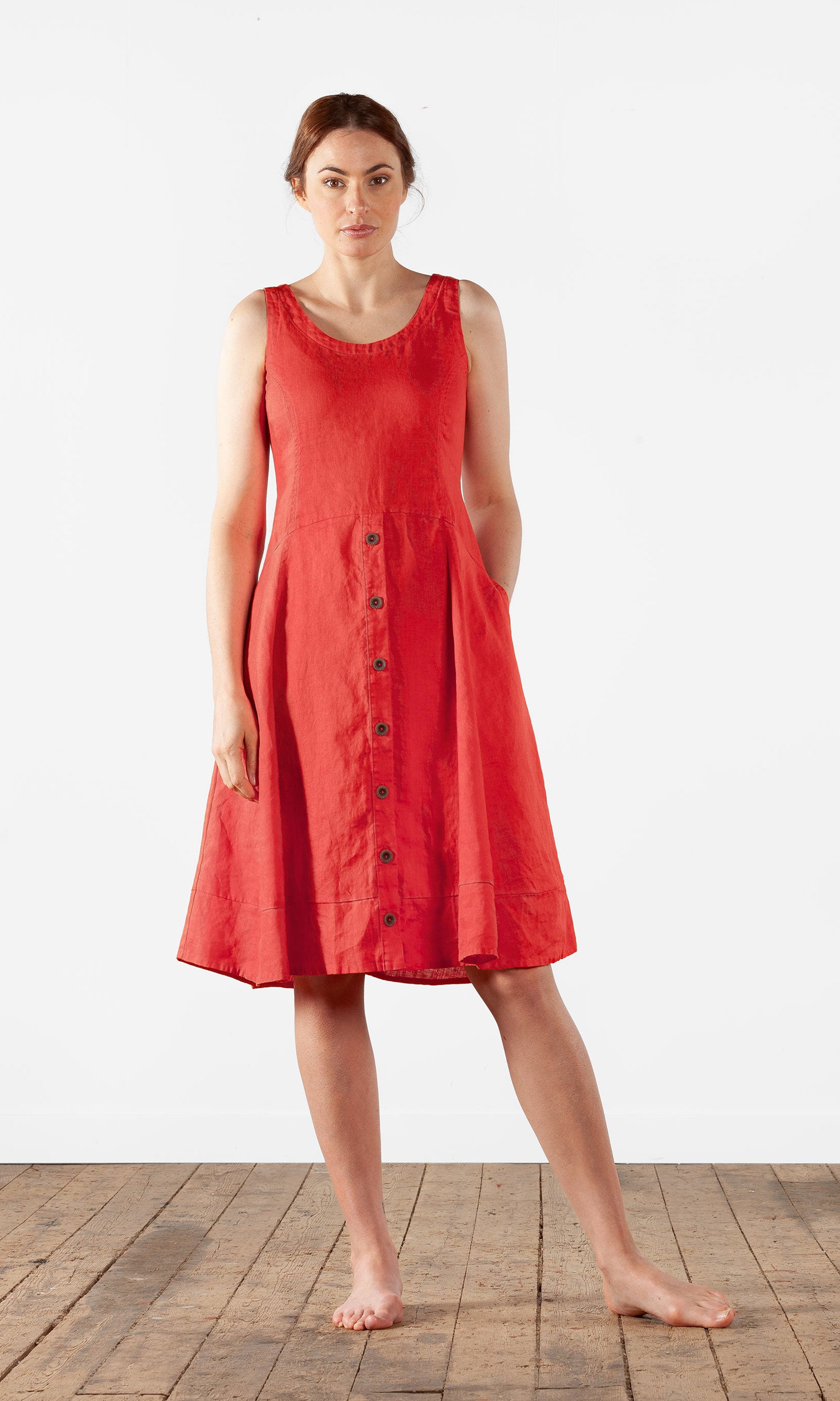 Kurzes ärmelloses Leinenkleid