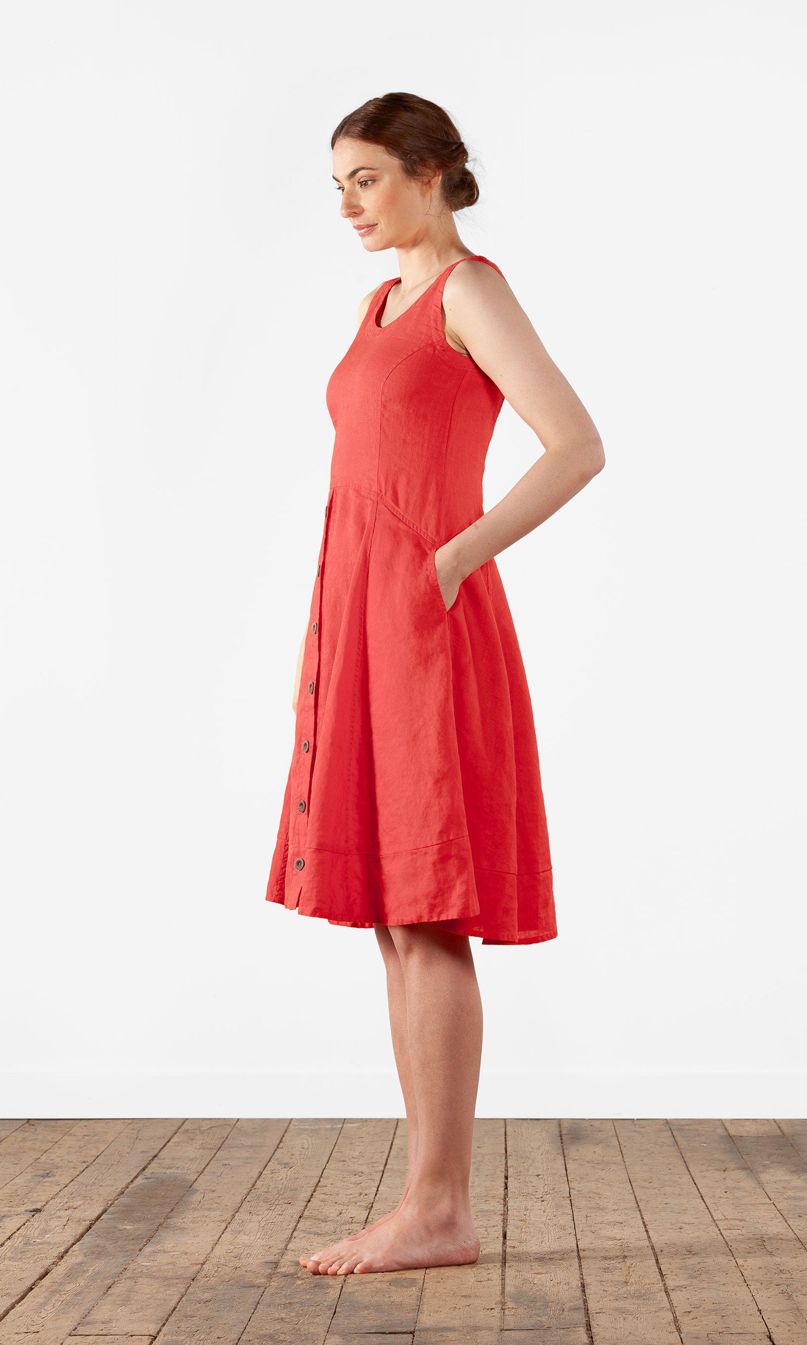 Kurzes ärmelloses Leinenkleid