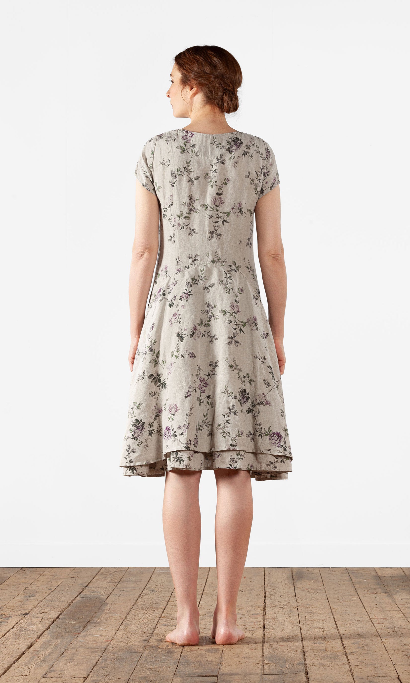 Kurzärmliges, tailliertes Leinenkleid