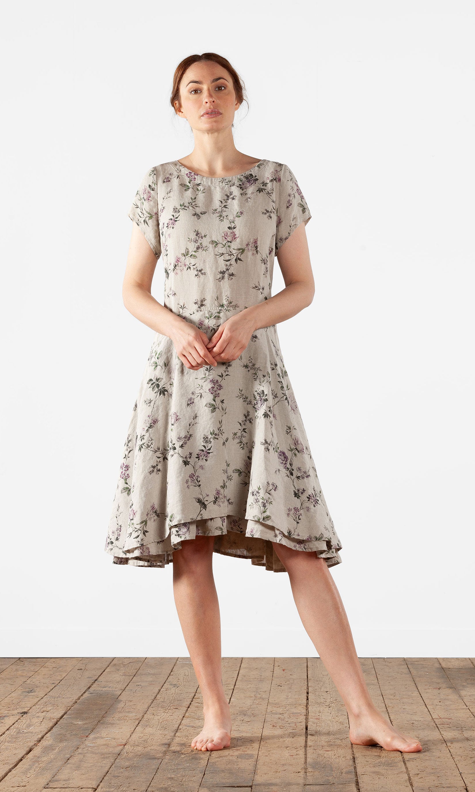 Kurzärmliges, tailliertes Leinenkleid