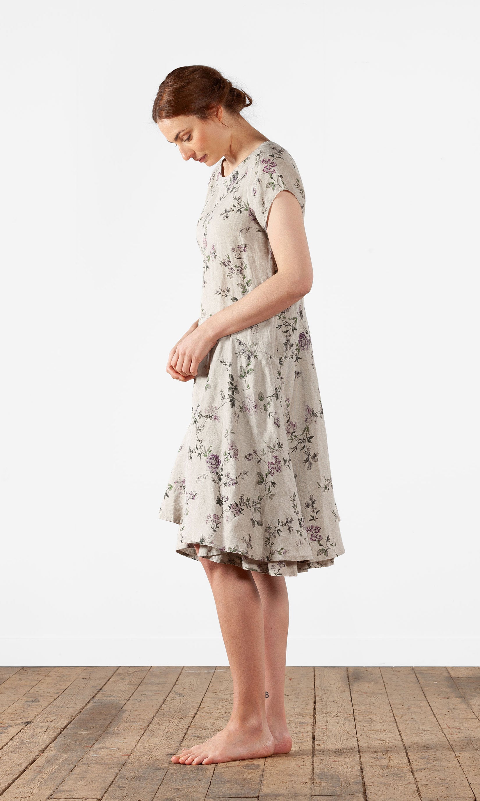 Kurzärmliges, tailliertes Leinenkleid