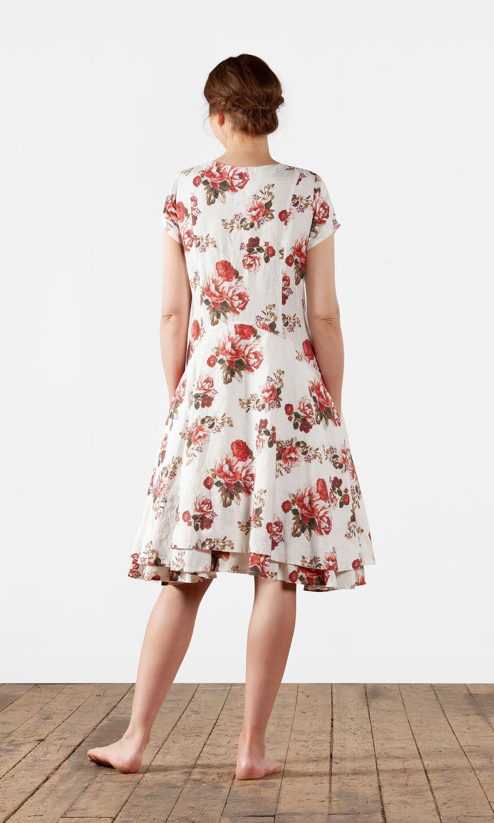 Kurzärmliges, tailliertes Leinenkleid