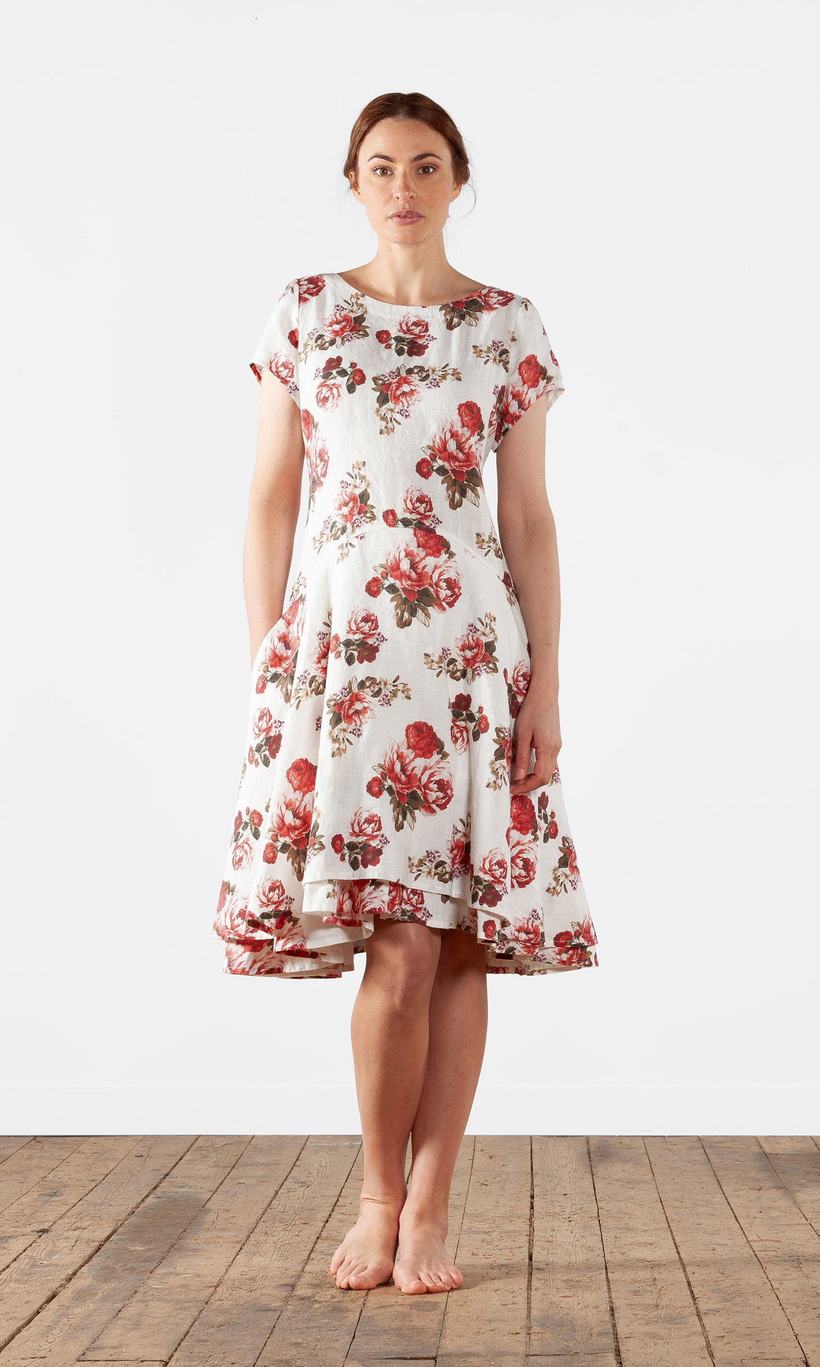 Kurzärmliges, tailliertes Leinenkleid