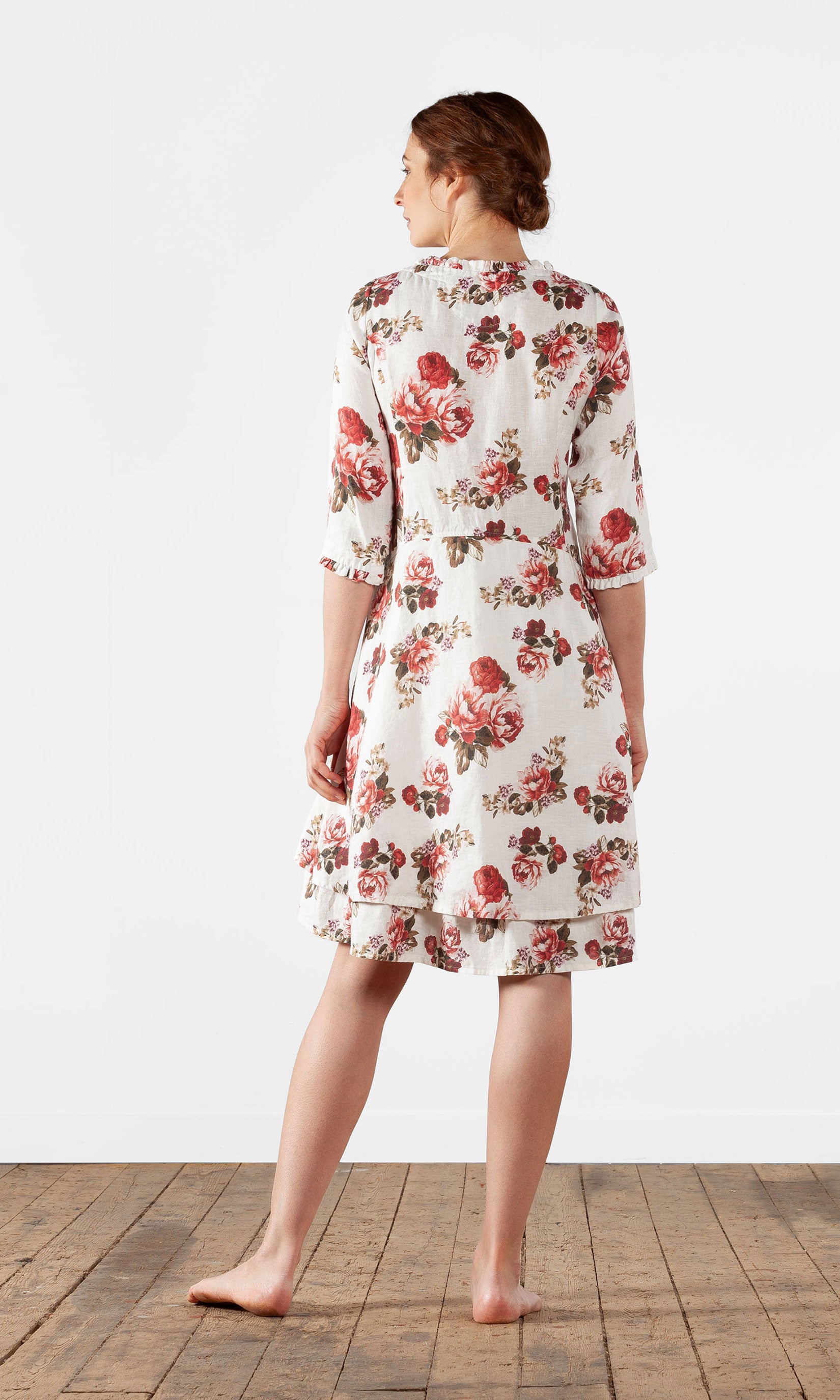 Tailliertes Leinenkleid mit 3/4-Ärmeln