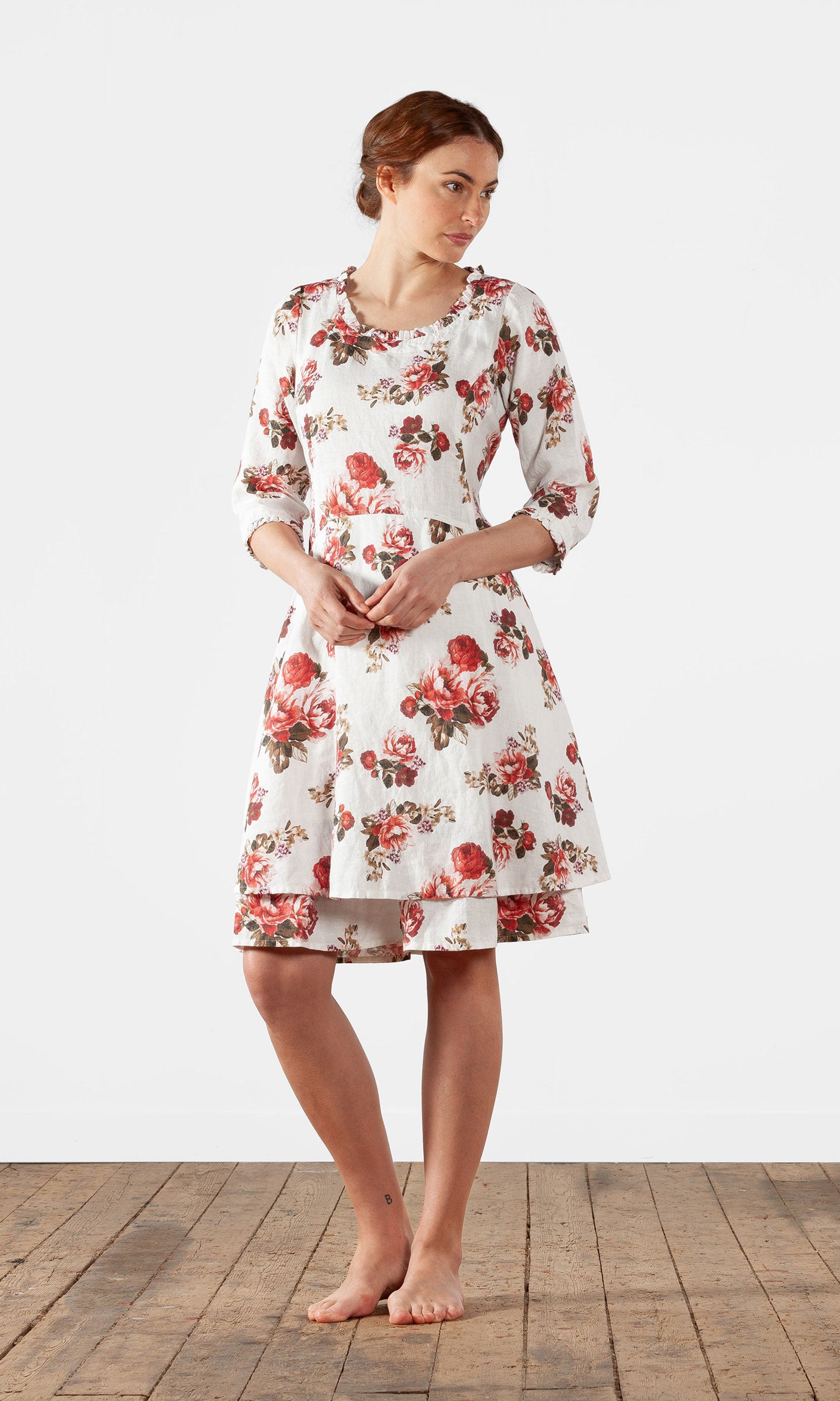 Tailliertes Leinenkleid mit 3/4-Ärmeln