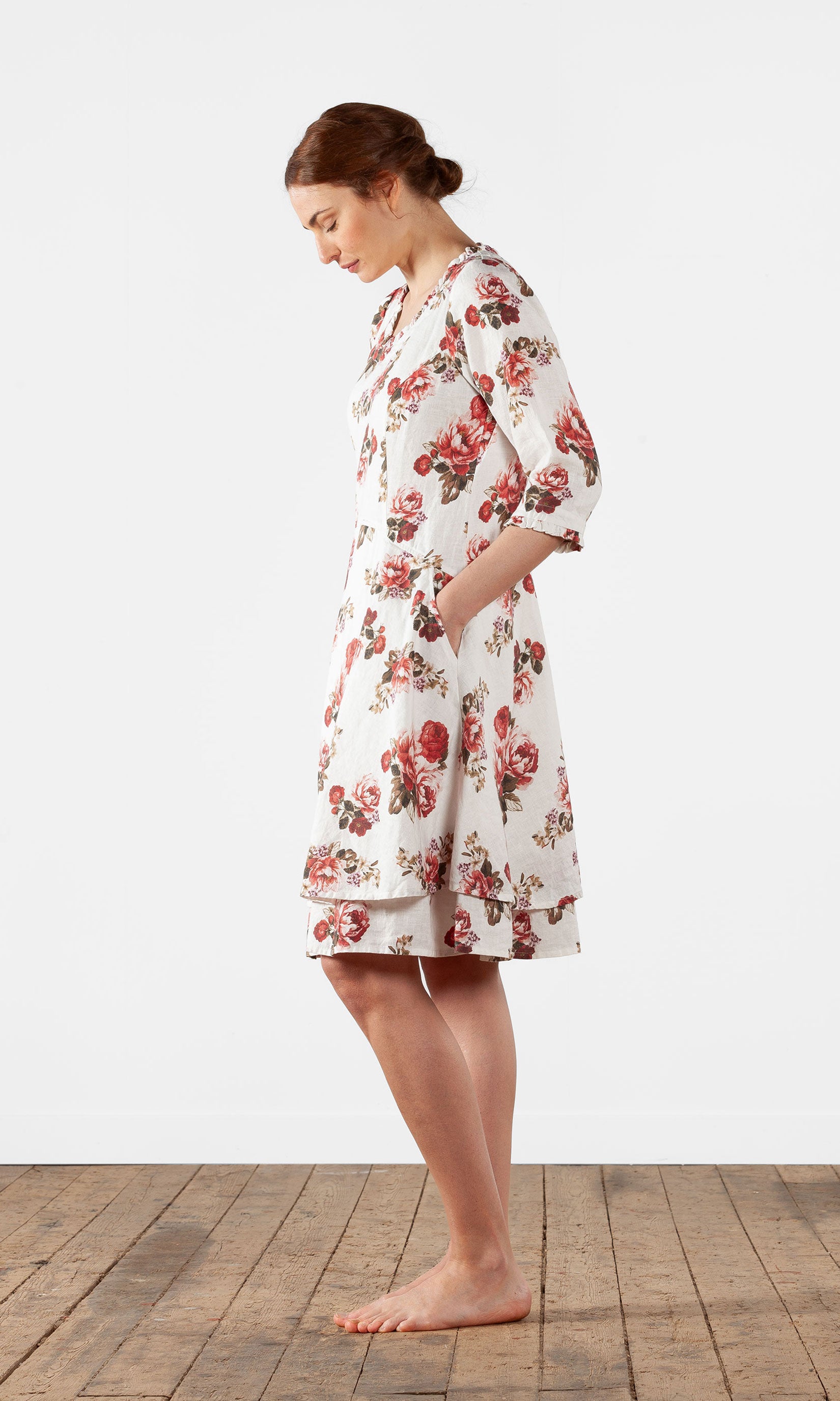 Tailliertes Leinenkleid mit 3/4-Ärmeln