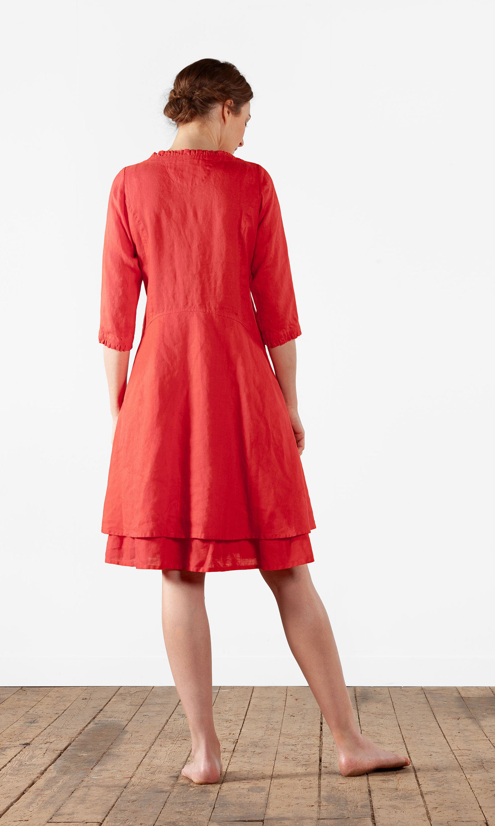 Tailliertes Leinenkleid mit 3/4-Ärmeln