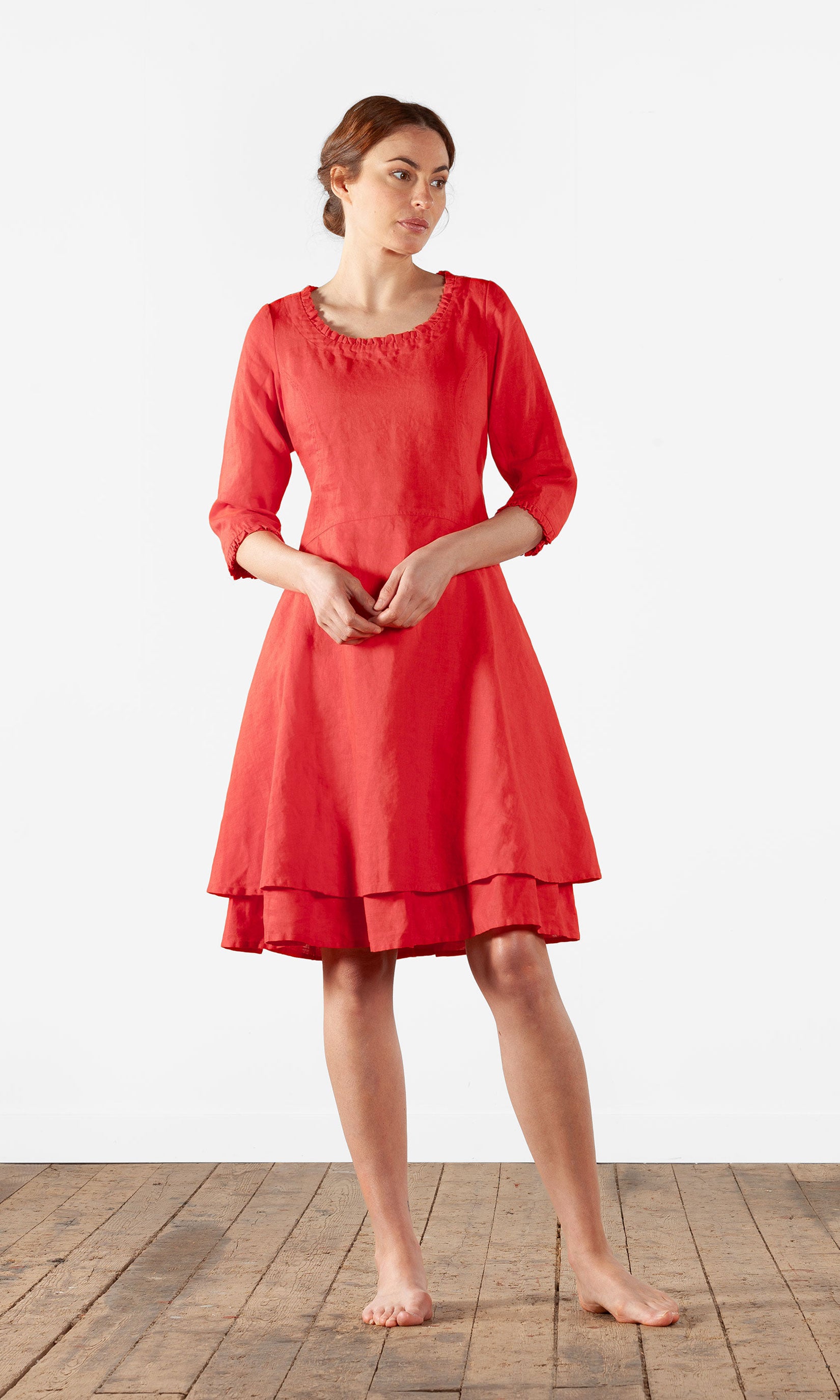 Tailliertes Leinenkleid mit 3/4-Ärmeln