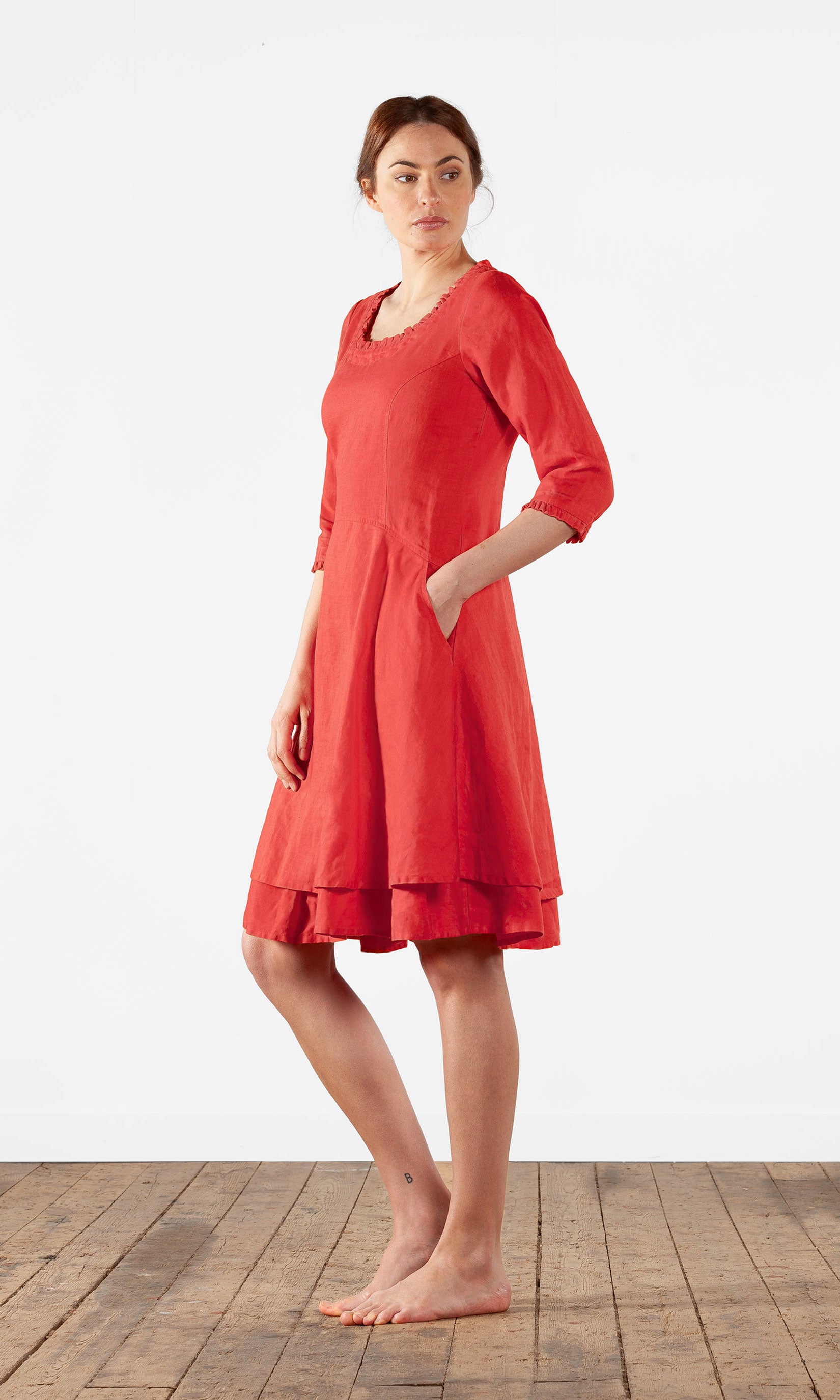 Tailliertes Leinenkleid mit 3/4-Ärmeln